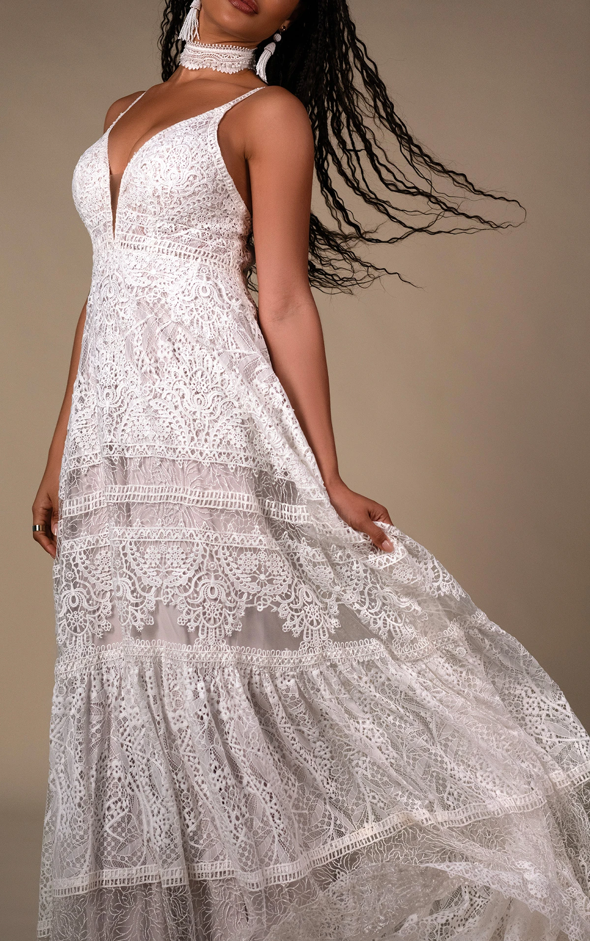 quinn Strukturiertes Spitzen-Brautkleid mit V-Ausschnitt und tiefem Rückenausschnitt by All Who Wander