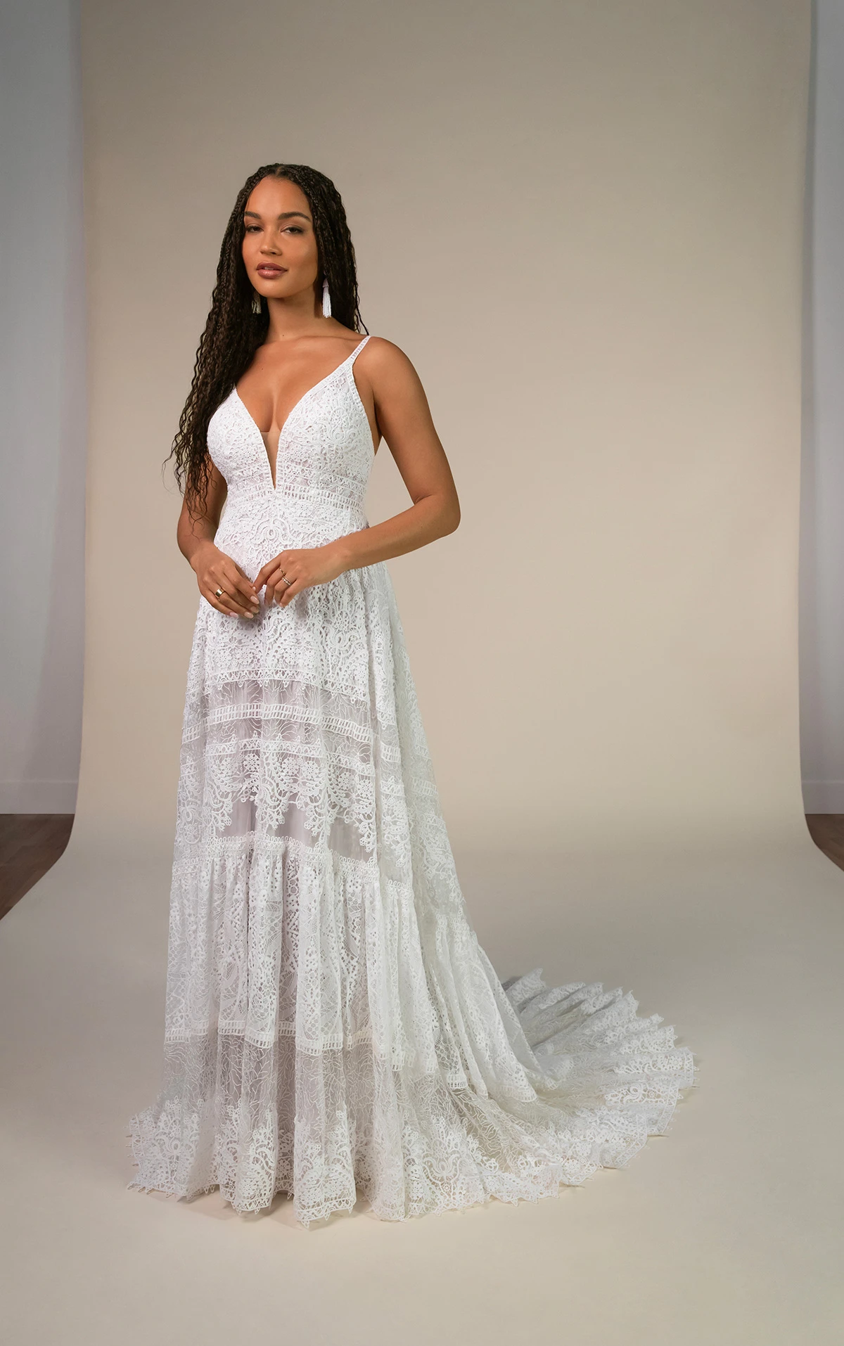 quinn Strukturiertes Spitzen-Brautkleid mit V-Ausschnitt und tiefem Rückenausschnitt by All Who Wander