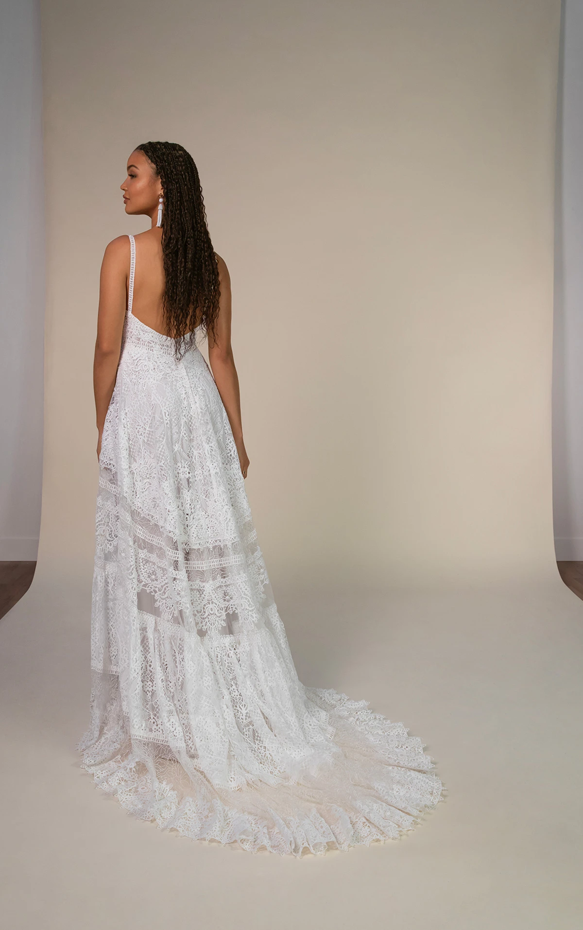 quinn Strukturiertes Spitzen-Brautkleid mit V-Ausschnitt und tiefem Rückenausschnitt by All Who Wander