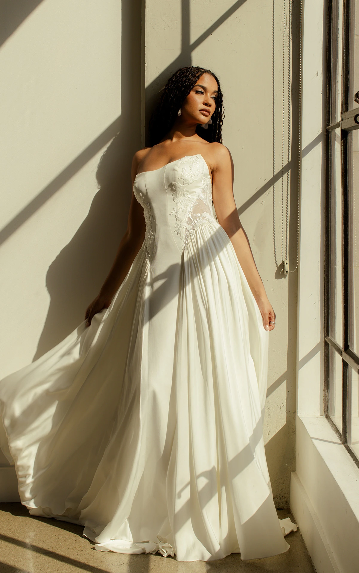 romin Trägerloses Brautkleid aus Krepp und Spitze mit glitzernden seitlichen Cutouts by All Who Wander