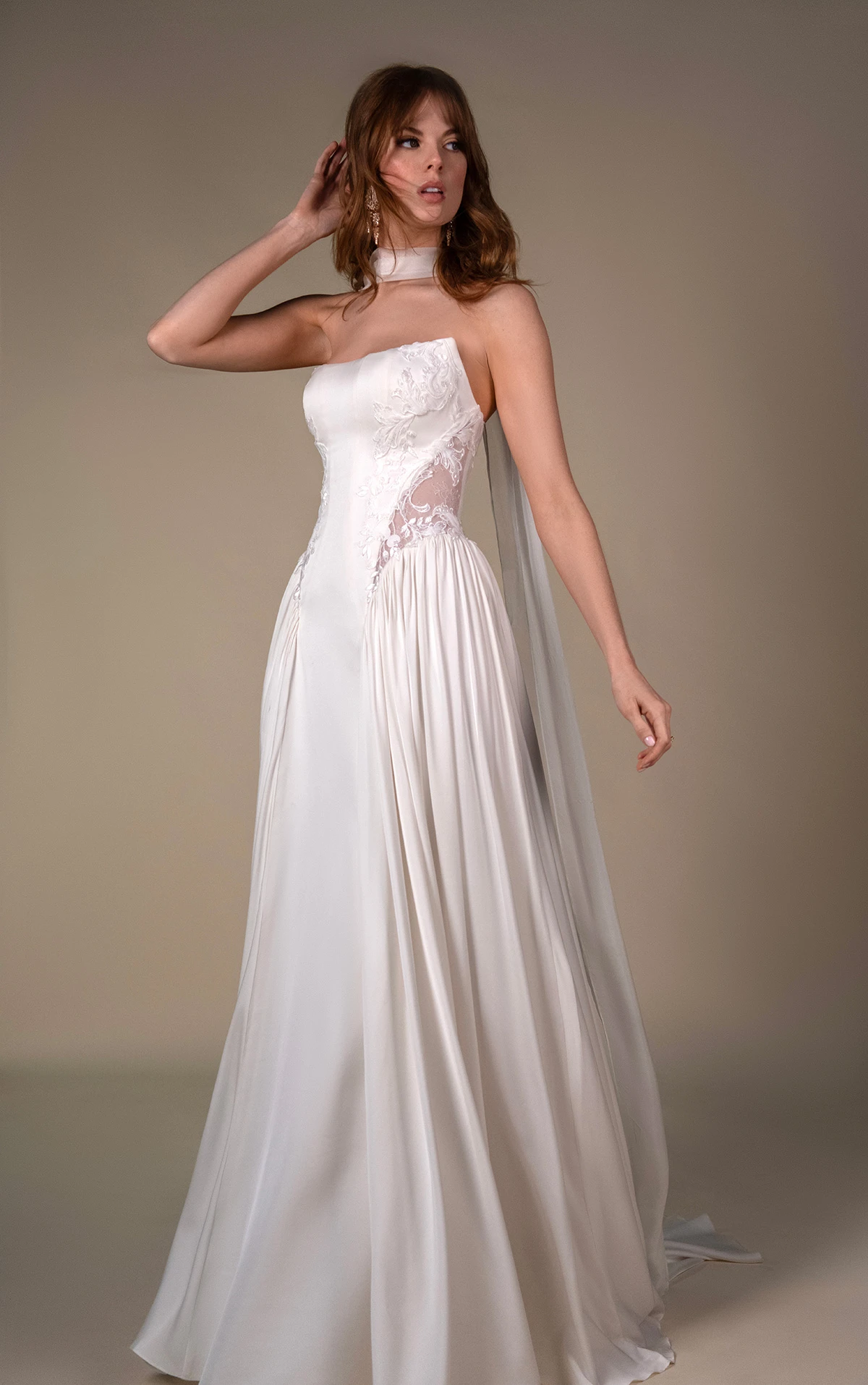 romin Trägerloses Brautkleid aus Krepp und Spitze mit glitzernden seitlichen Cutouts by All Who Wander