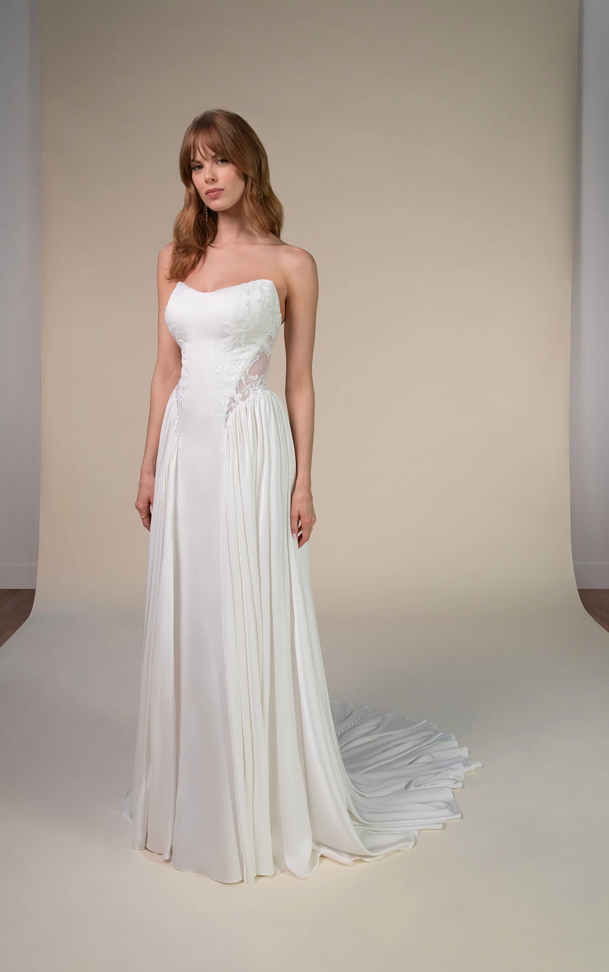 romin Trägerloses Brautkleid aus Krepp und Spitze mit glitzernden seitlichen Cutouts by All Who Wander