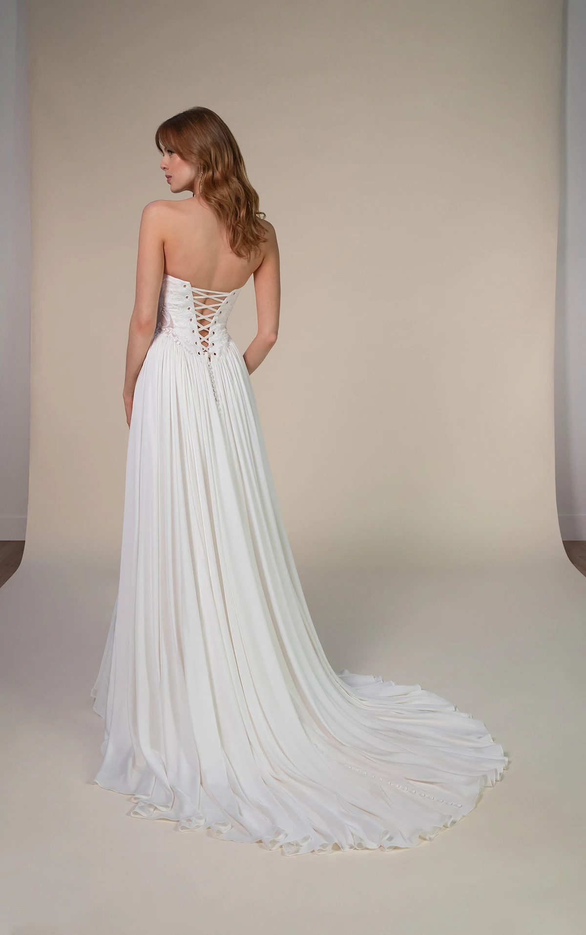 romin Trägerloses Brautkleid aus Krepp und Spitze mit glitzernden seitlichen Cutouts by All Who Wander