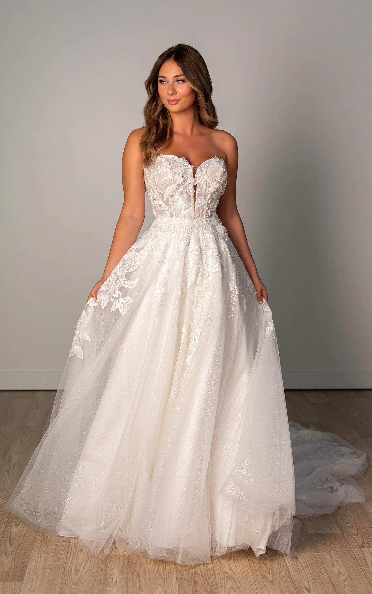 sy8166 Trägerloses A-Linien-Brautkleid mit tiefem Ausschnitt und floraler 3D-Spitze  by Stella York