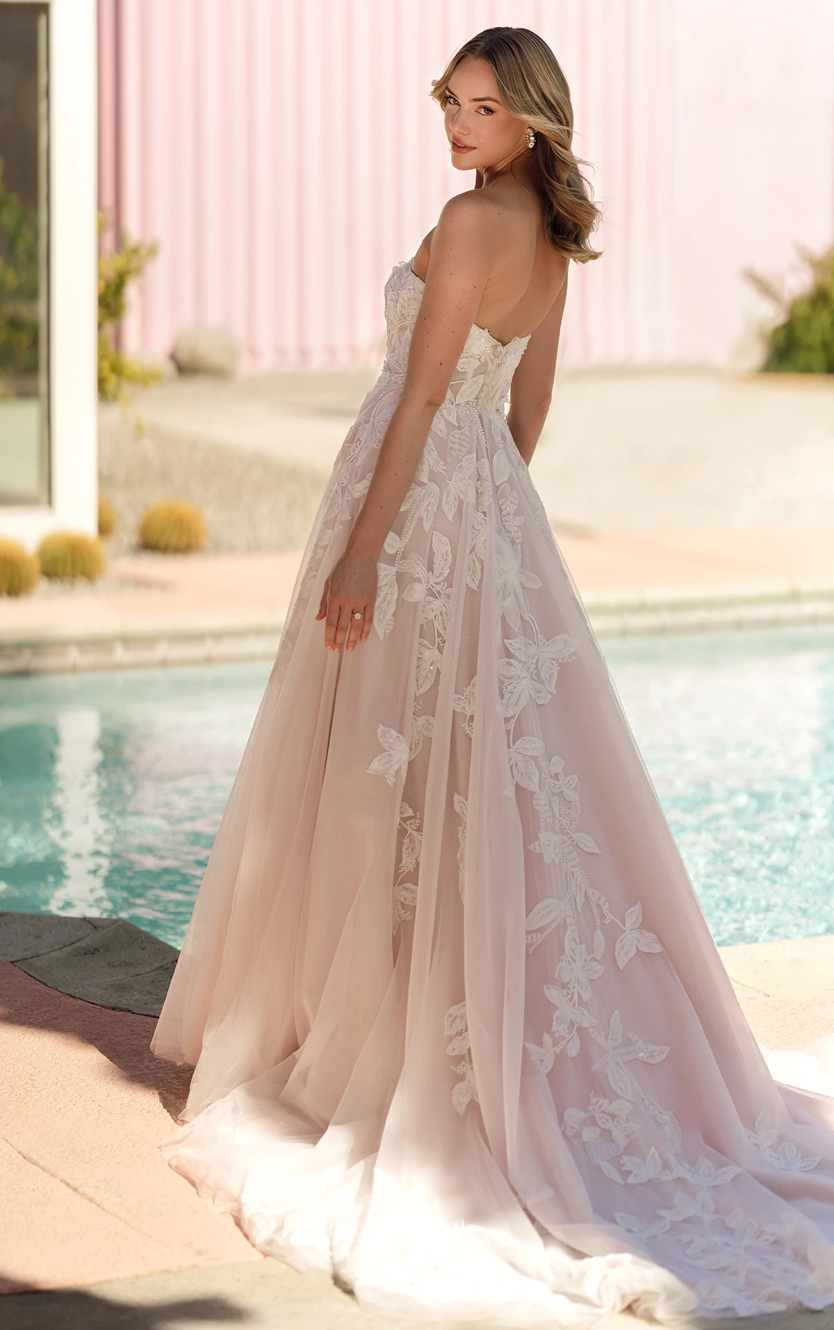 sy8166 Trägerloses A-Linien-Brautkleid mit tiefem Ausschnitt und floraler 3D-Spitze  by Stella York