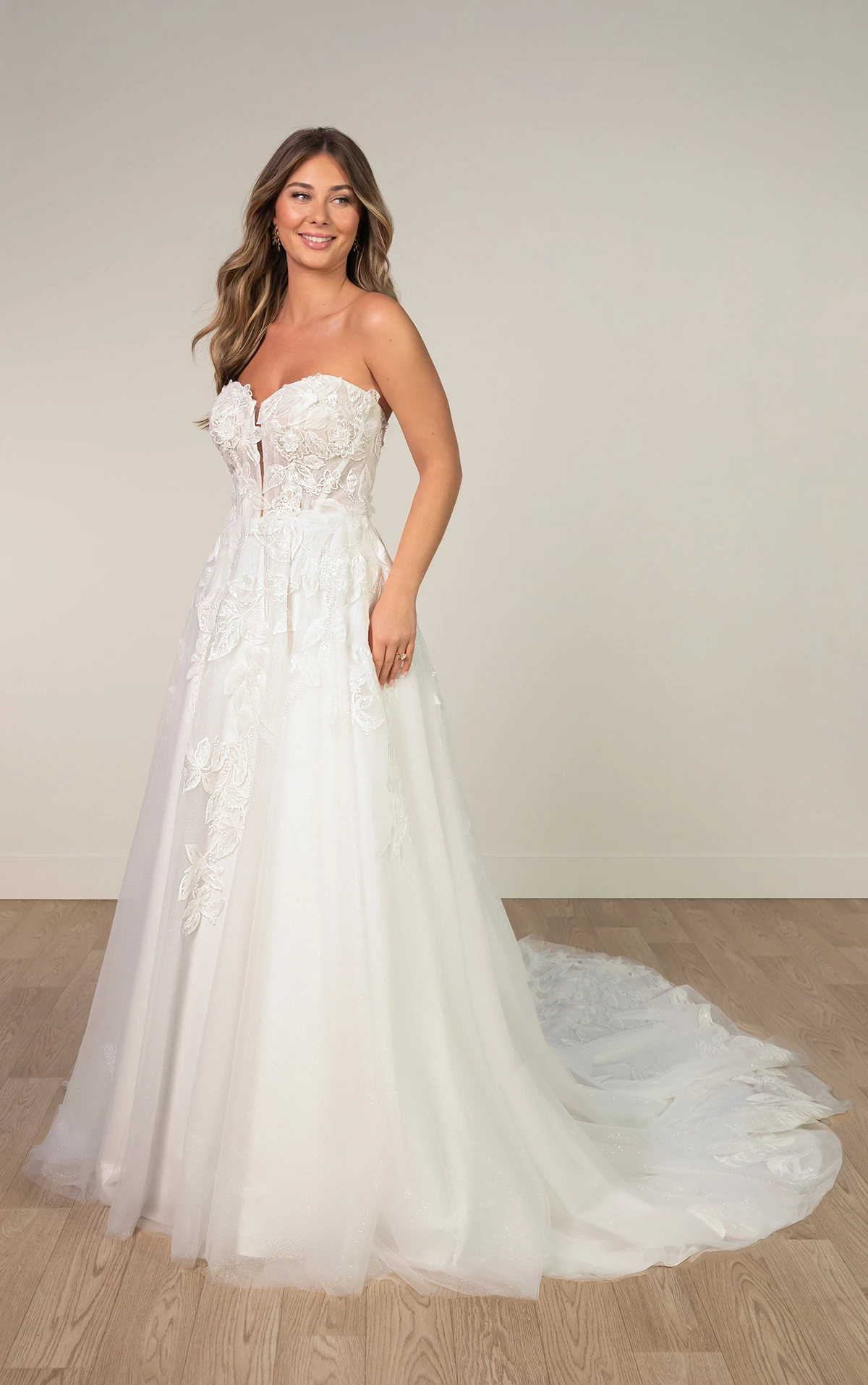 sy8166 Trägerloses A-Linien-Brautkleid mit tiefem Ausschnitt und floraler 3D-Spitze  by Stella York