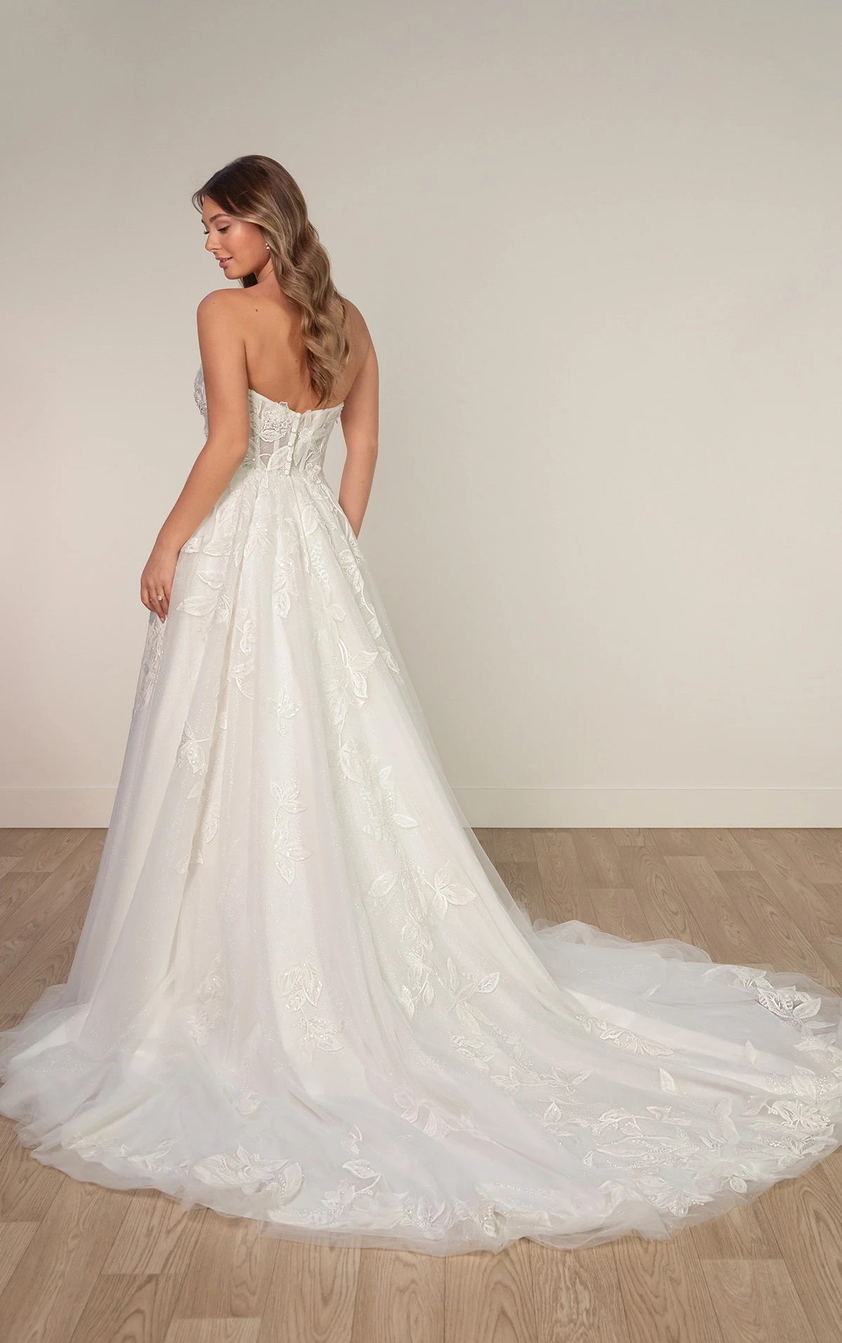 sy8166 Trägerloses A-Linien-Brautkleid mit tiefem Ausschnitt und floraler 3D-Spitze  by Stella York