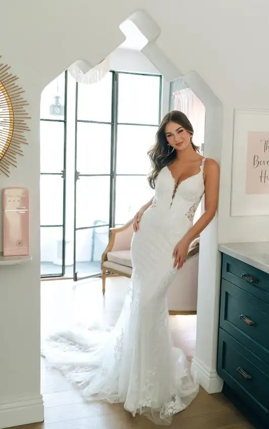 Fit-and-Flare-Brautkleid mit tiefem Ausschnitt und Spitzenapplikationen, SY8168, by Stella York