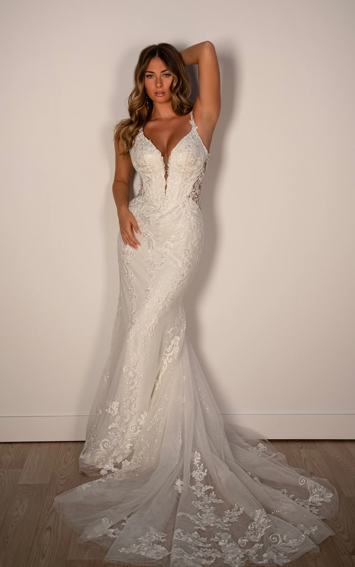 sy8168 Fit-and-Flare-Brautkleid mit tiefem Ausschnitt und Spitzenapplikationen  by Stella York