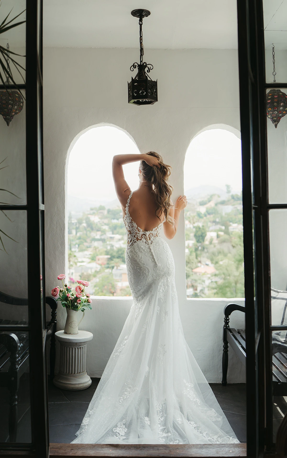 sy8168 Fit-and-Flare-Brautkleid mit tiefem Ausschnitt und Spitzenapplikationen  by Stella York