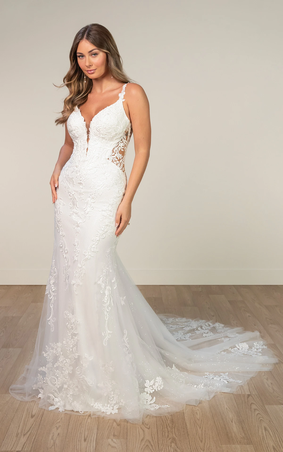 sy8168 Fit-and-Flare-Brautkleid mit tiefem Ausschnitt und Spitzenapplikationen  by Stella York