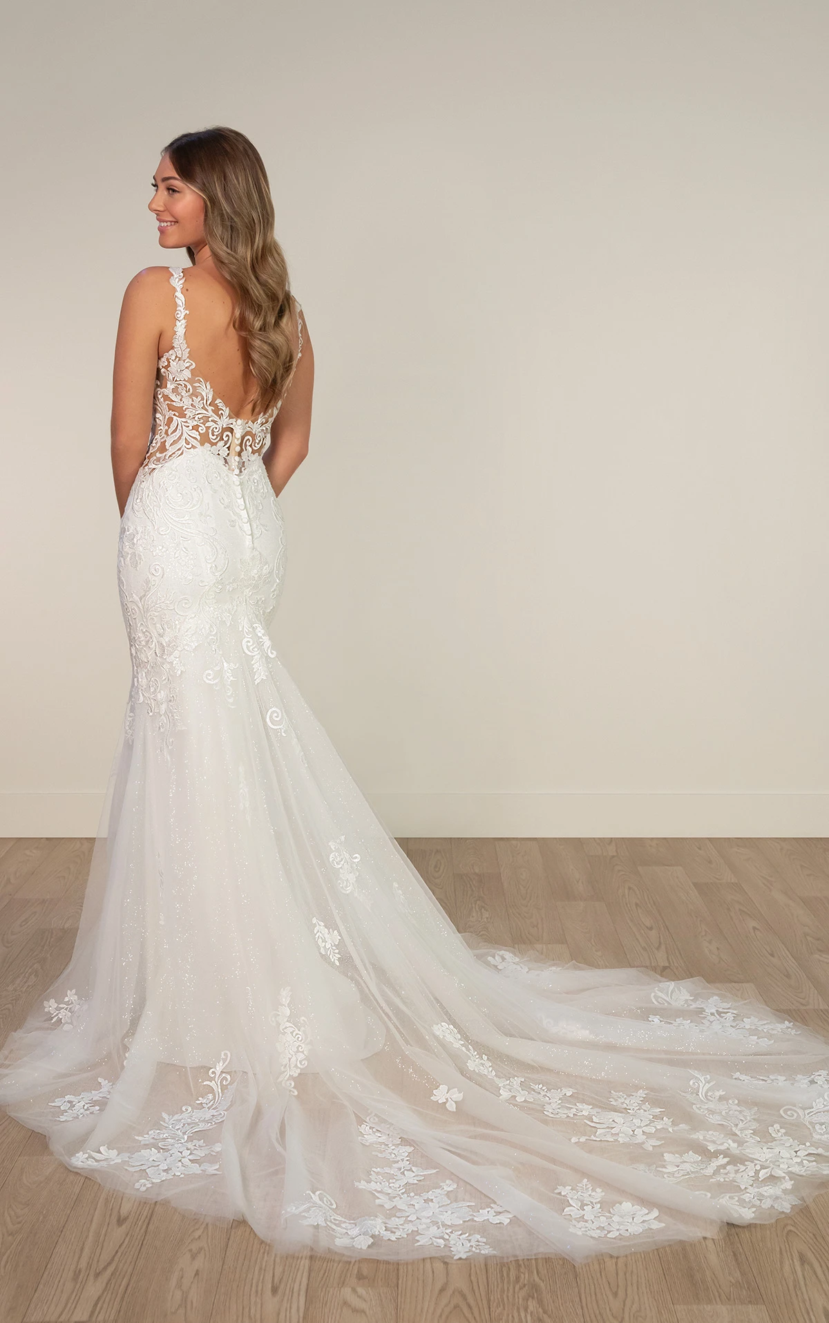 sy8168 Fit-and-Flare-Brautkleid mit tiefem Ausschnitt und Spitzenapplikationen  by Stella York