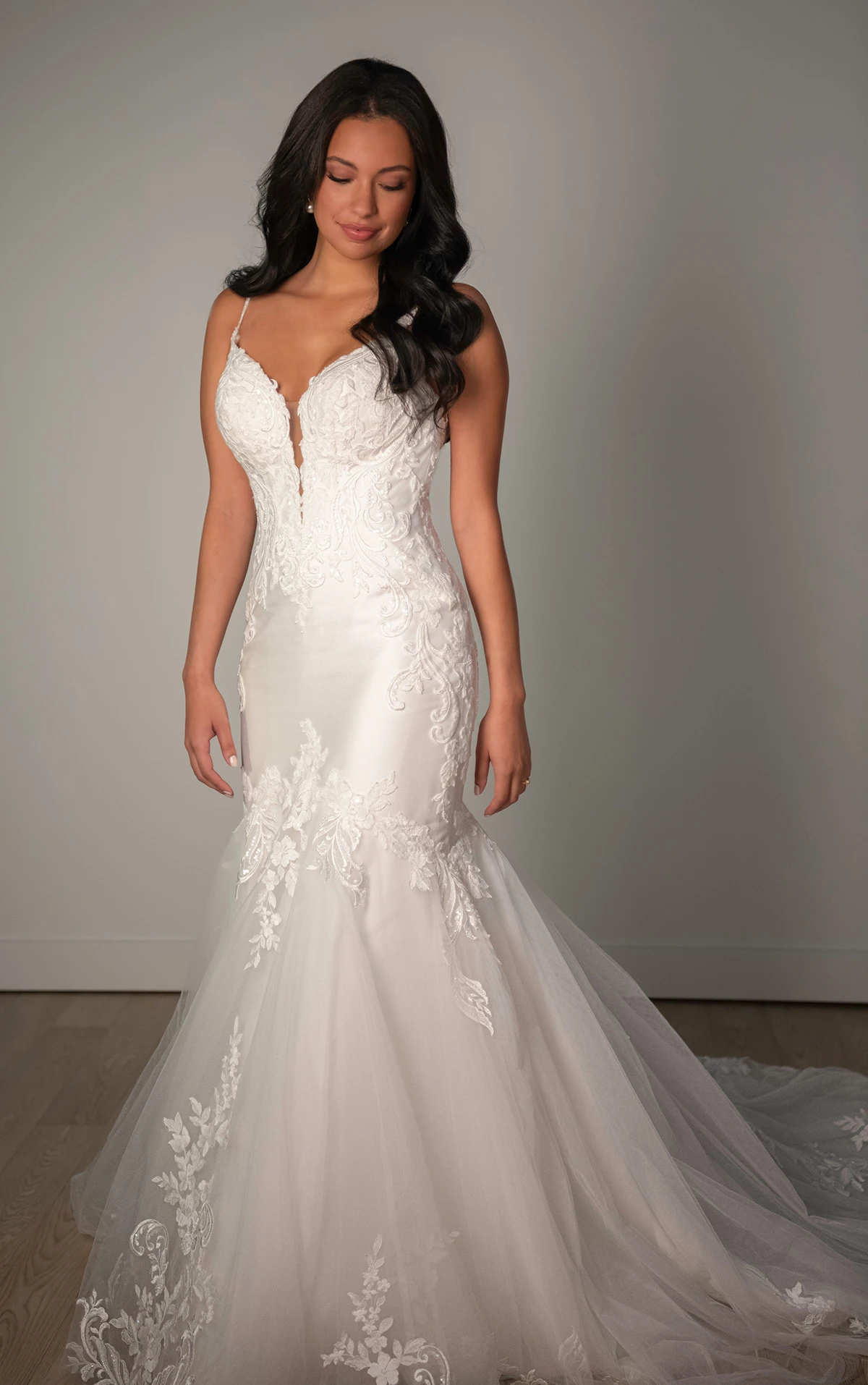 sy8172 Modernes Trompeten-Brautkleid aus Satin mit tiefem Ausschnitt  by Stella York