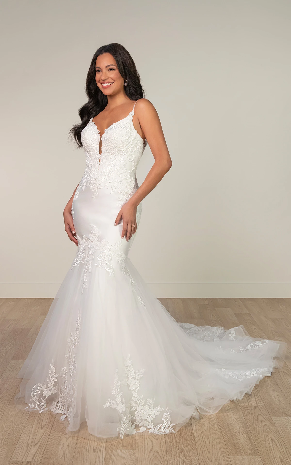 sy8172 Modernes Trompeten-Brautkleid aus Satin mit tiefem Ausschnitt  by Stella York