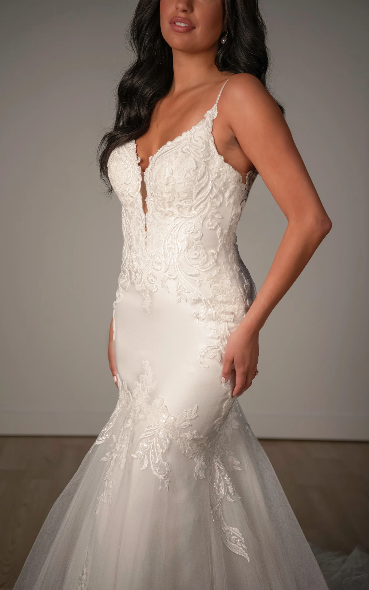 sy8172 Modernes Trompeten-Brautkleid aus Satin mit tiefem Ausschnitt  by Stella York