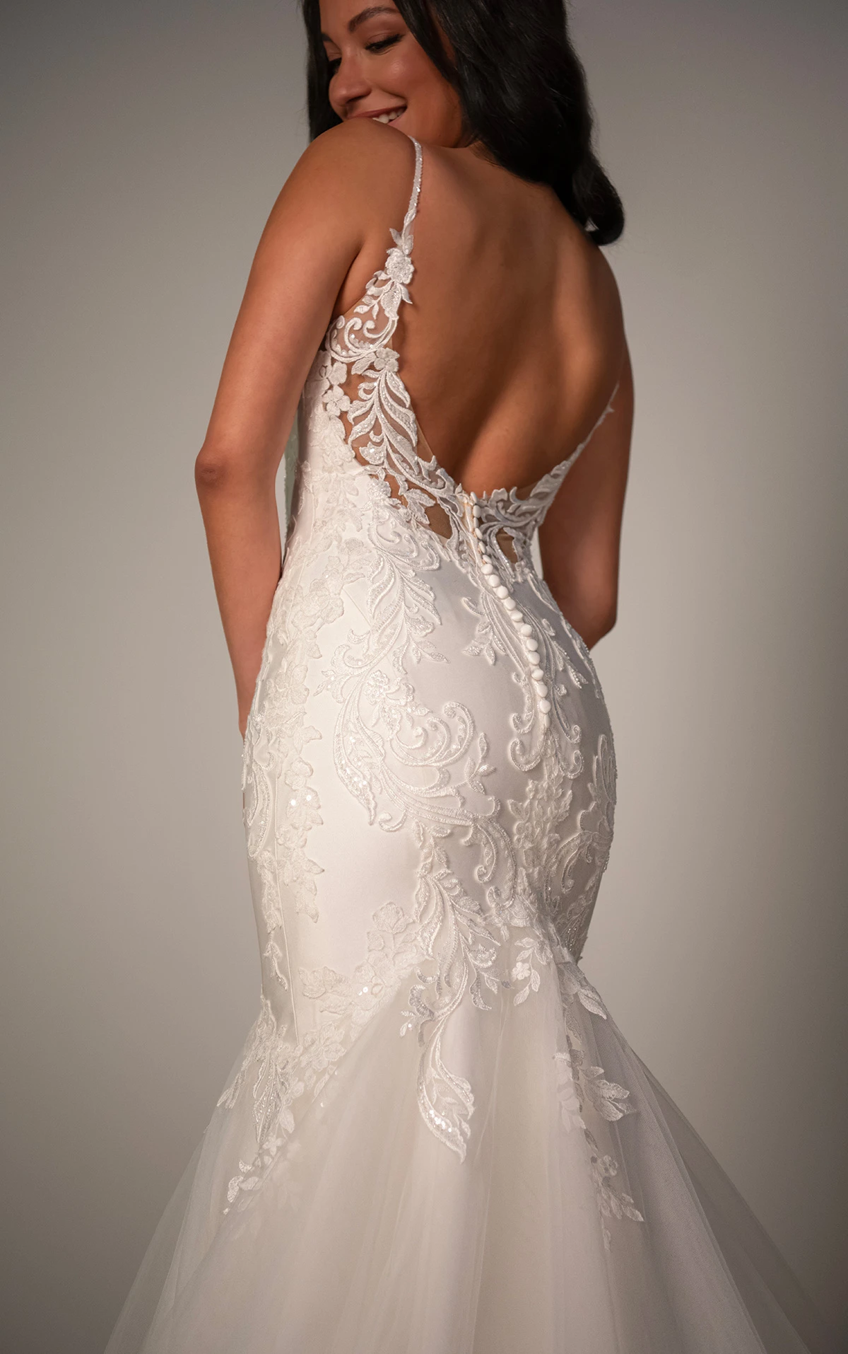 sy8172 Modernes Trompeten-Brautkleid aus Satin mit tiefem Ausschnitt  by Stella York