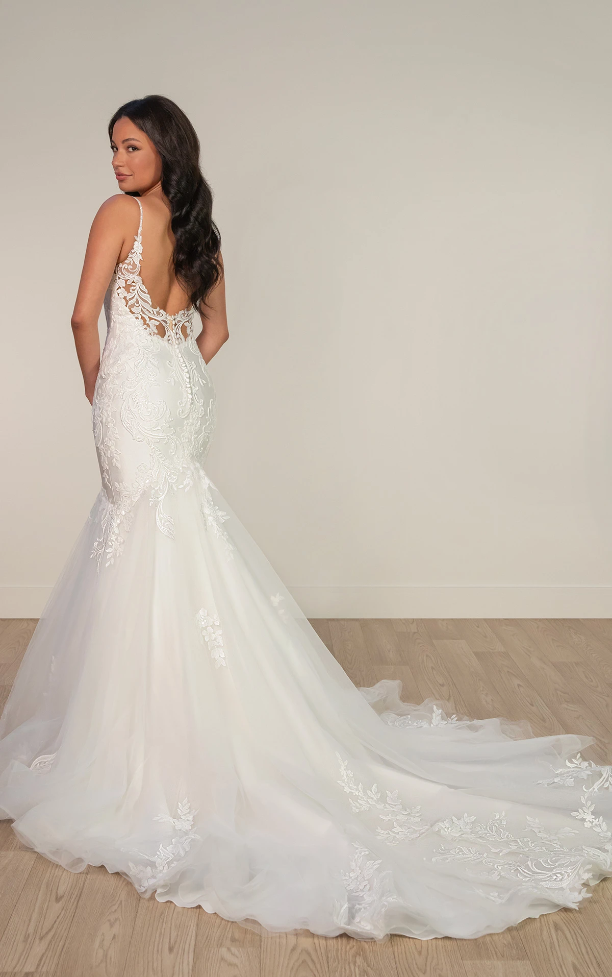 sy8172 Modernes Trompeten-Brautkleid aus Satin mit tiefem Ausschnitt  by Stella York
