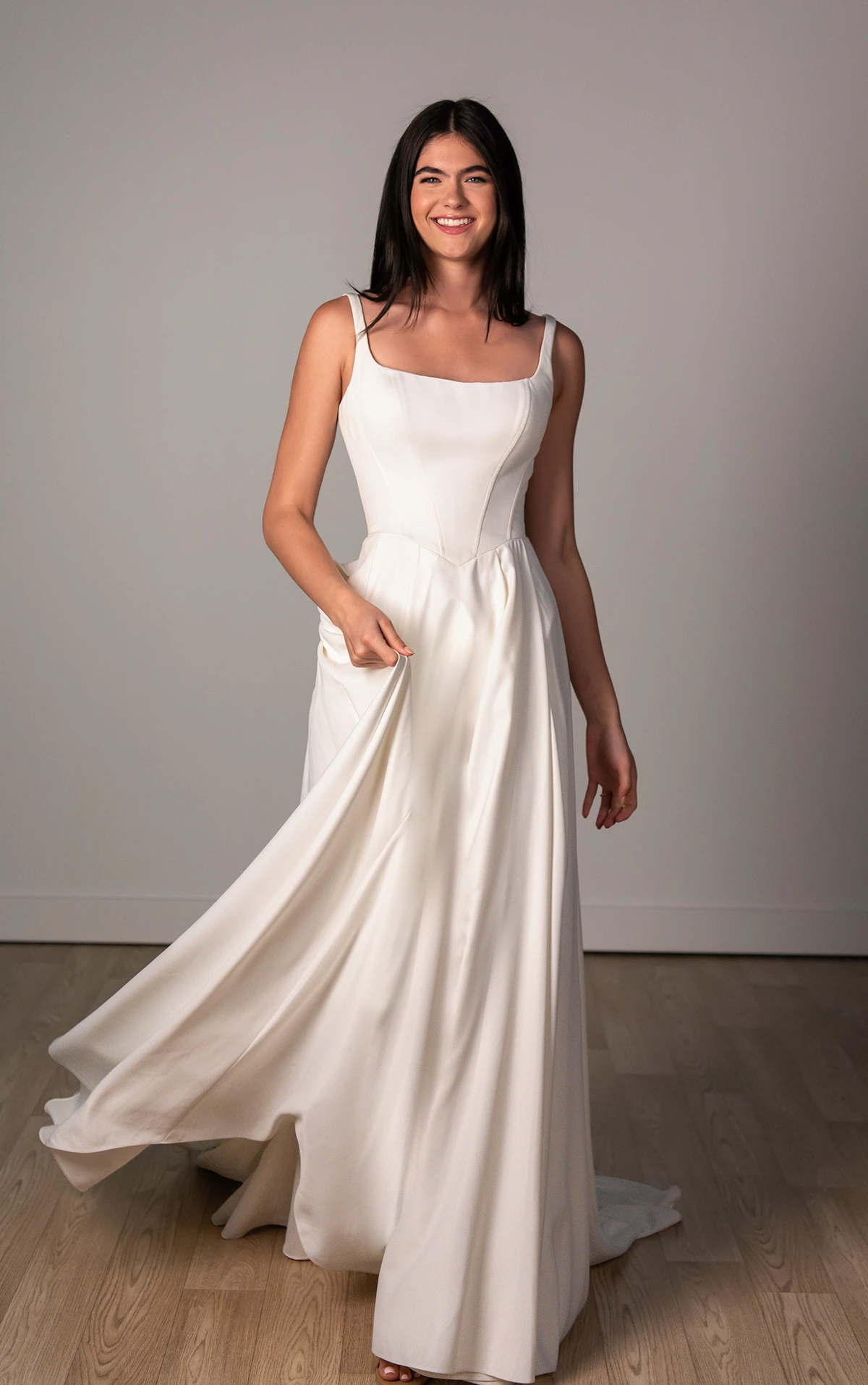 sy8180 A-Linien-Brautkleid aus matterm Satin mit Karree-Ausschnitt und breiten Trägern  by Stella York