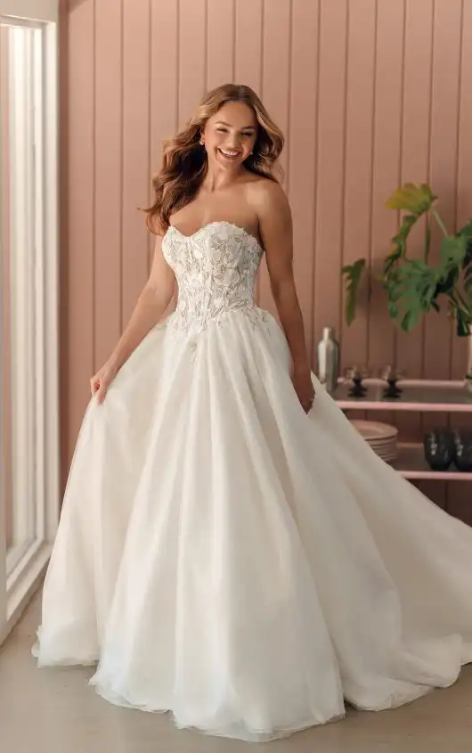 Trägerloses Ball-Brautkleid mit transparentem Oberteil und Cutouts mit Spitzenapplikationen, SY8181, by Stella York