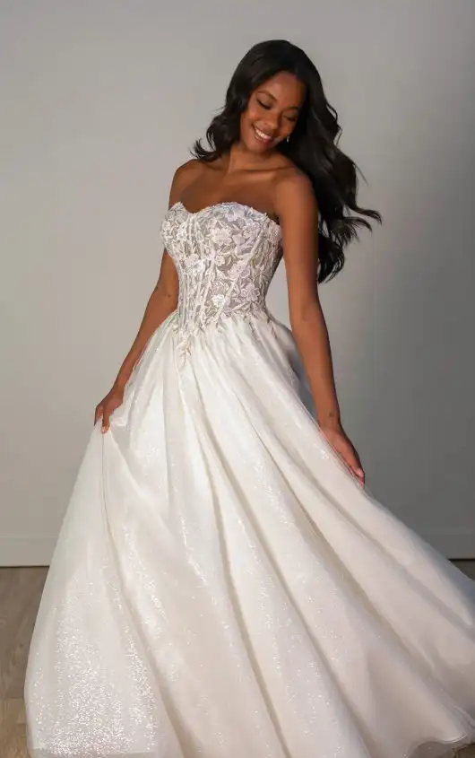 Trägerloses Ball-Brautkleid mit transparentem Oberteil und Cutouts mit Spitzenapplikationen, SY8181, by Stella York alternate image