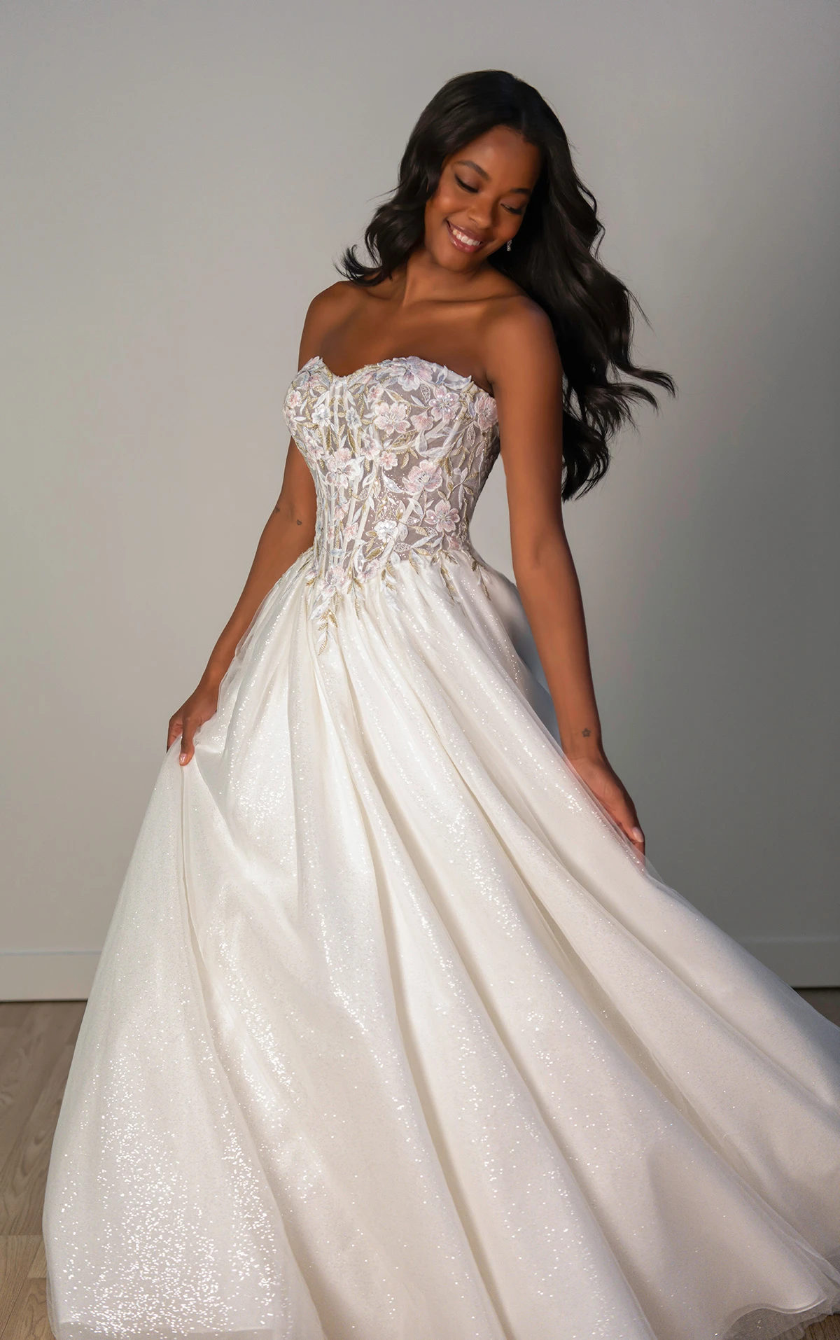 sy8181 Trägerloses Ball-Brautkleid mit transparentem Oberteil und Cutouts mit Spitzenapplikationen  by Stella York