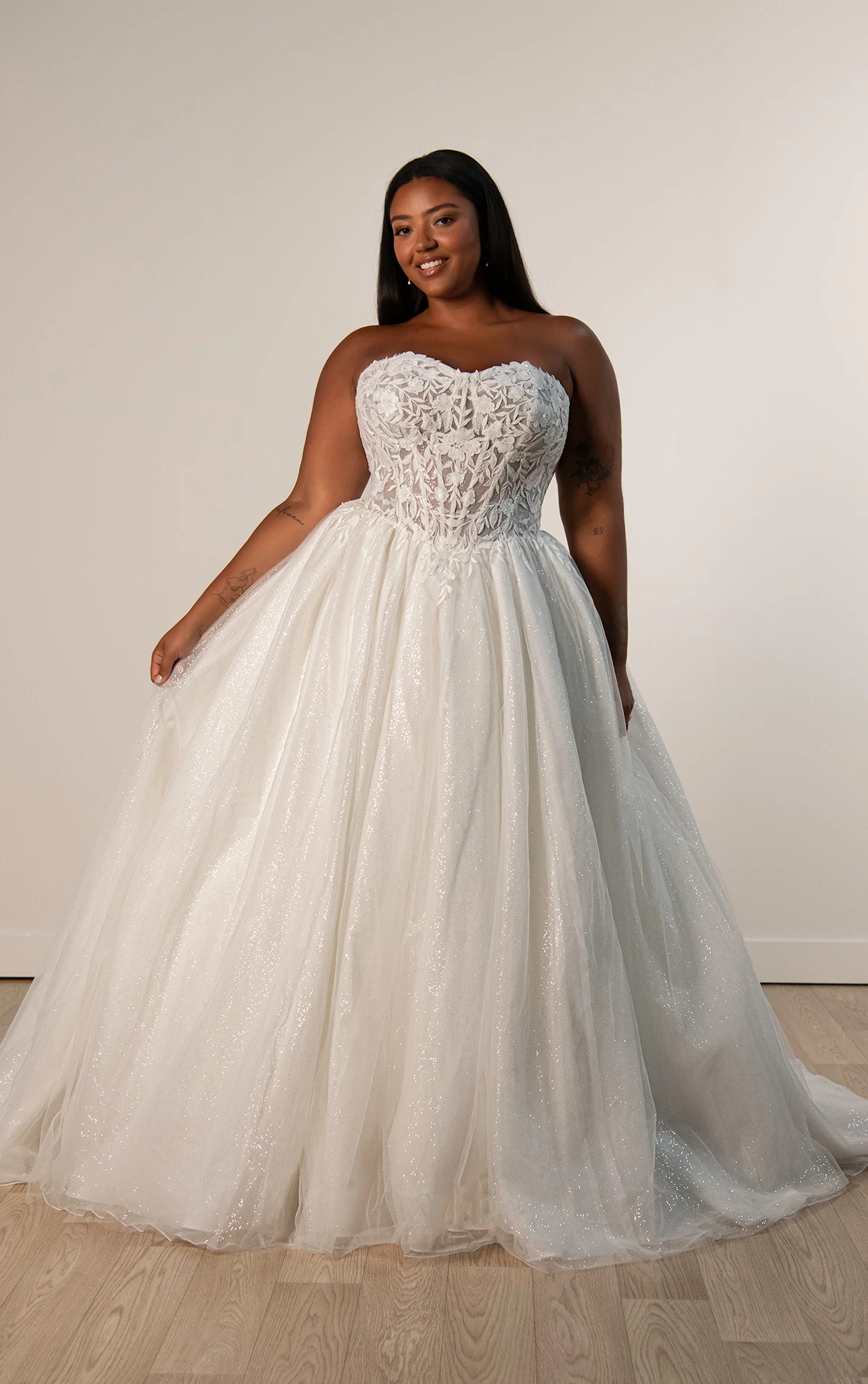 sy8181 Trägerloses Ball-Brautkleid mit transparentem Oberteil und Cutouts mit Spitzenapplikationen  by Stella York