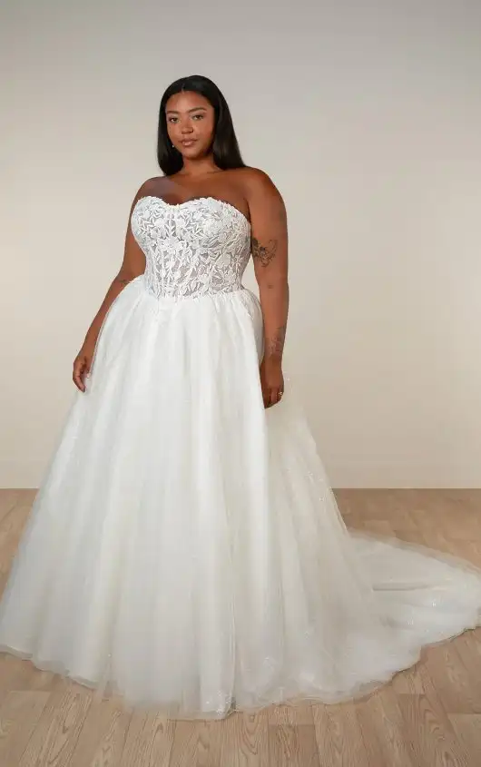 Trägerloses Ball-Brautkleid in Übergröße mit transparentem Oberteil und Cutouts mit Spitzenapplikationen, SY8181+, by Stella York alternate image