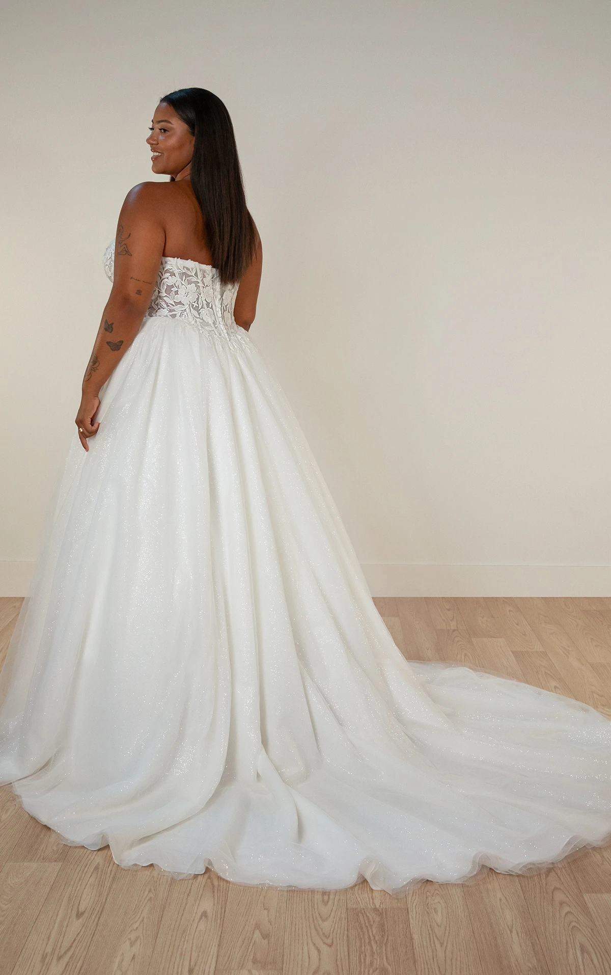 sy8181+ Trägerloses Ball-Brautkleid in Übergröße mit transparentem Oberteil und Cutouts mit Spitzenapplikationen by Stella York