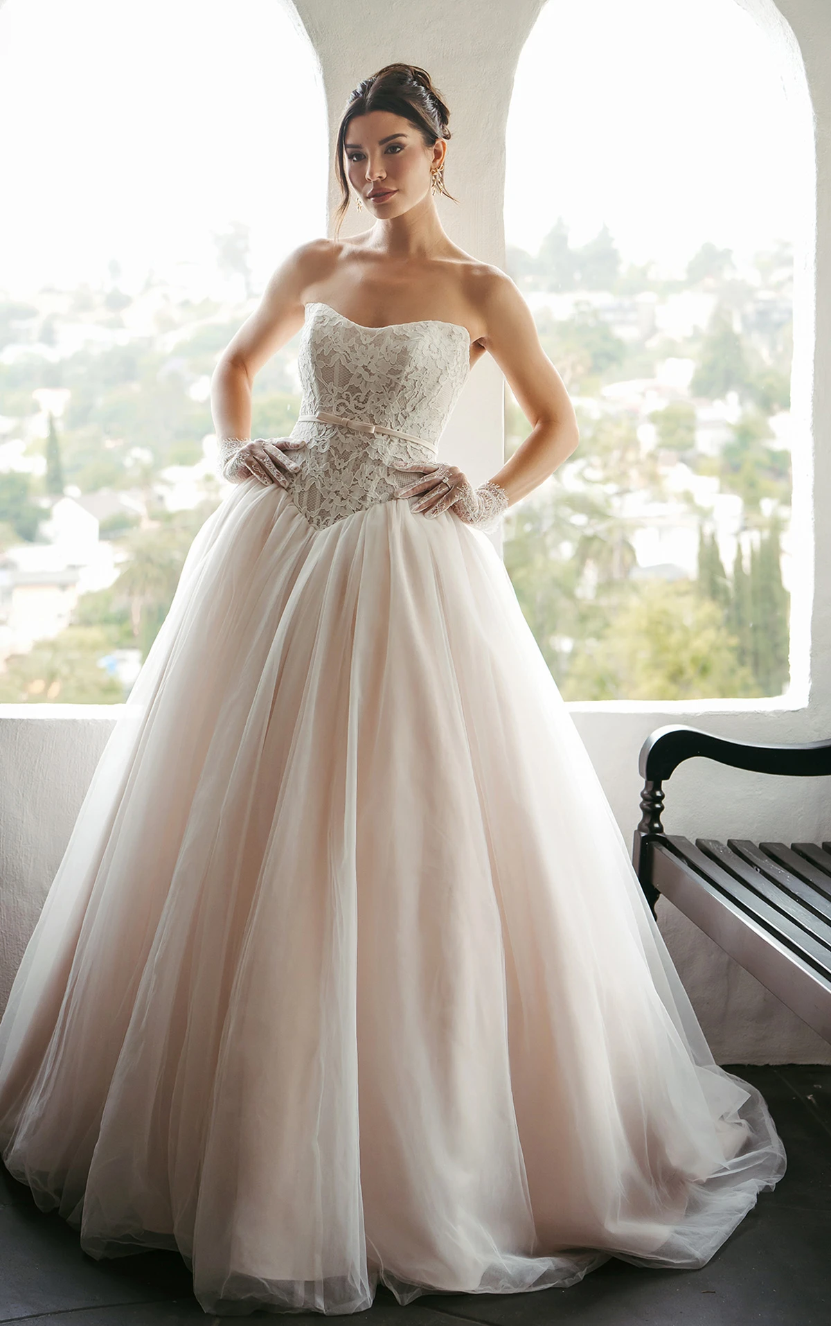Trägerloses Ball-Brautkleid aus Spitze mit abnehmbarer Samtschleife, SY8189, byStella York