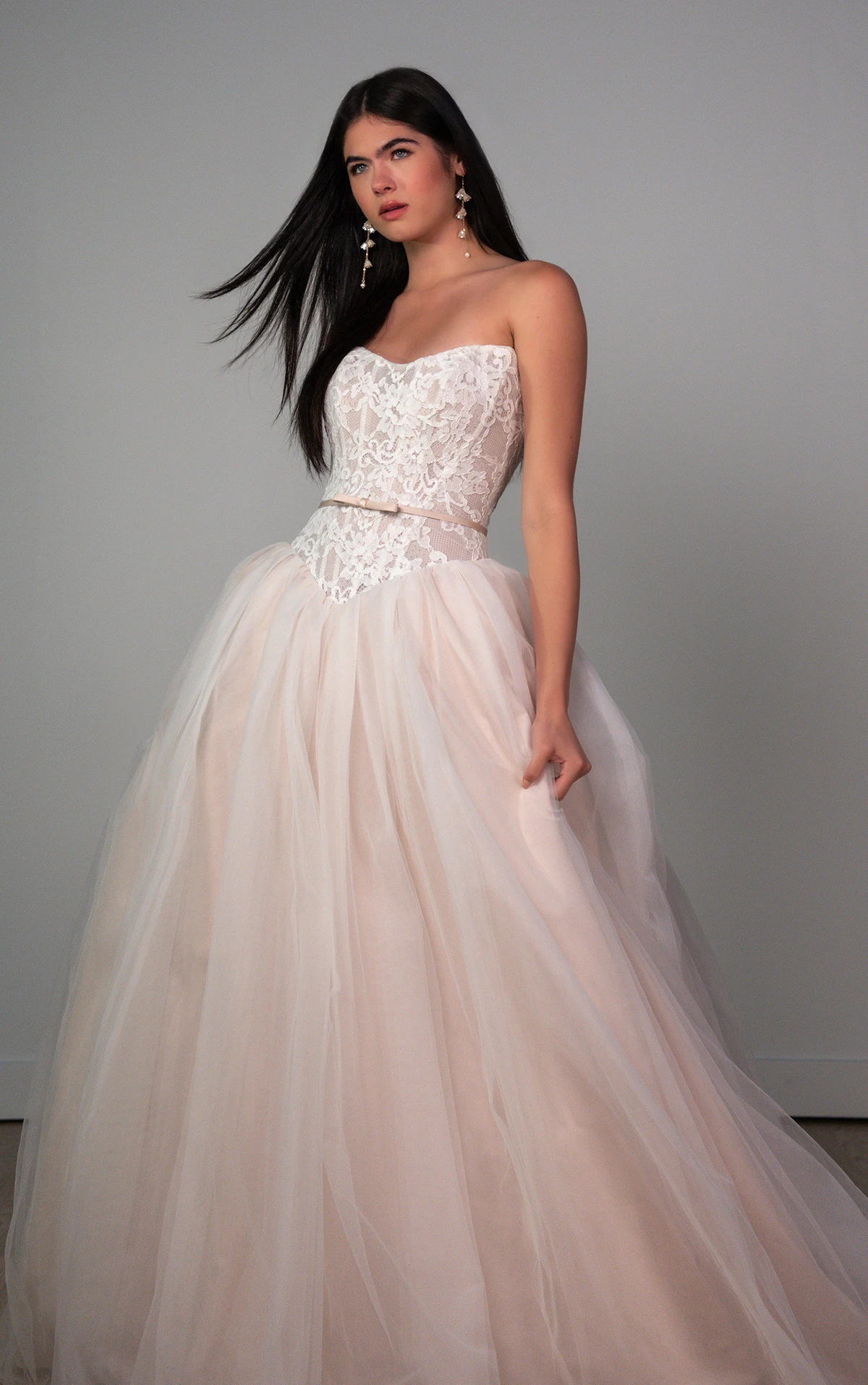 sy8189 Trägerloses Ball-Brautkleid aus Spitze mit abnehmbarer Samtschleife  by Stella York