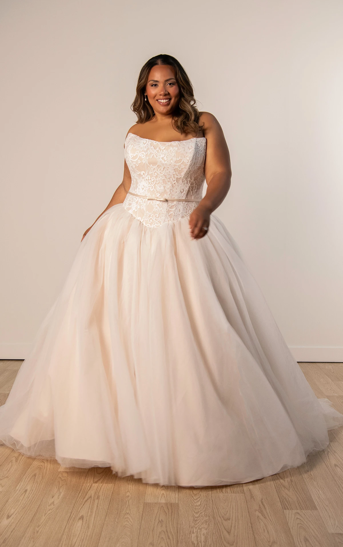 sy8189 Trägerloses Ball-Brautkleid aus Spitze mit abnehmbarer Samtschleife  by Stella York