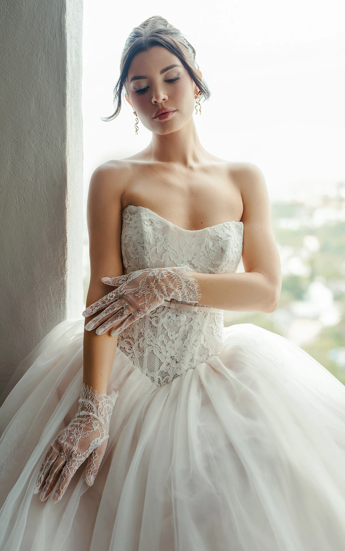 sy8189 Trägerloses Ball-Brautkleid aus Spitze mit abnehmbarer Samtschleife  by Stella York
