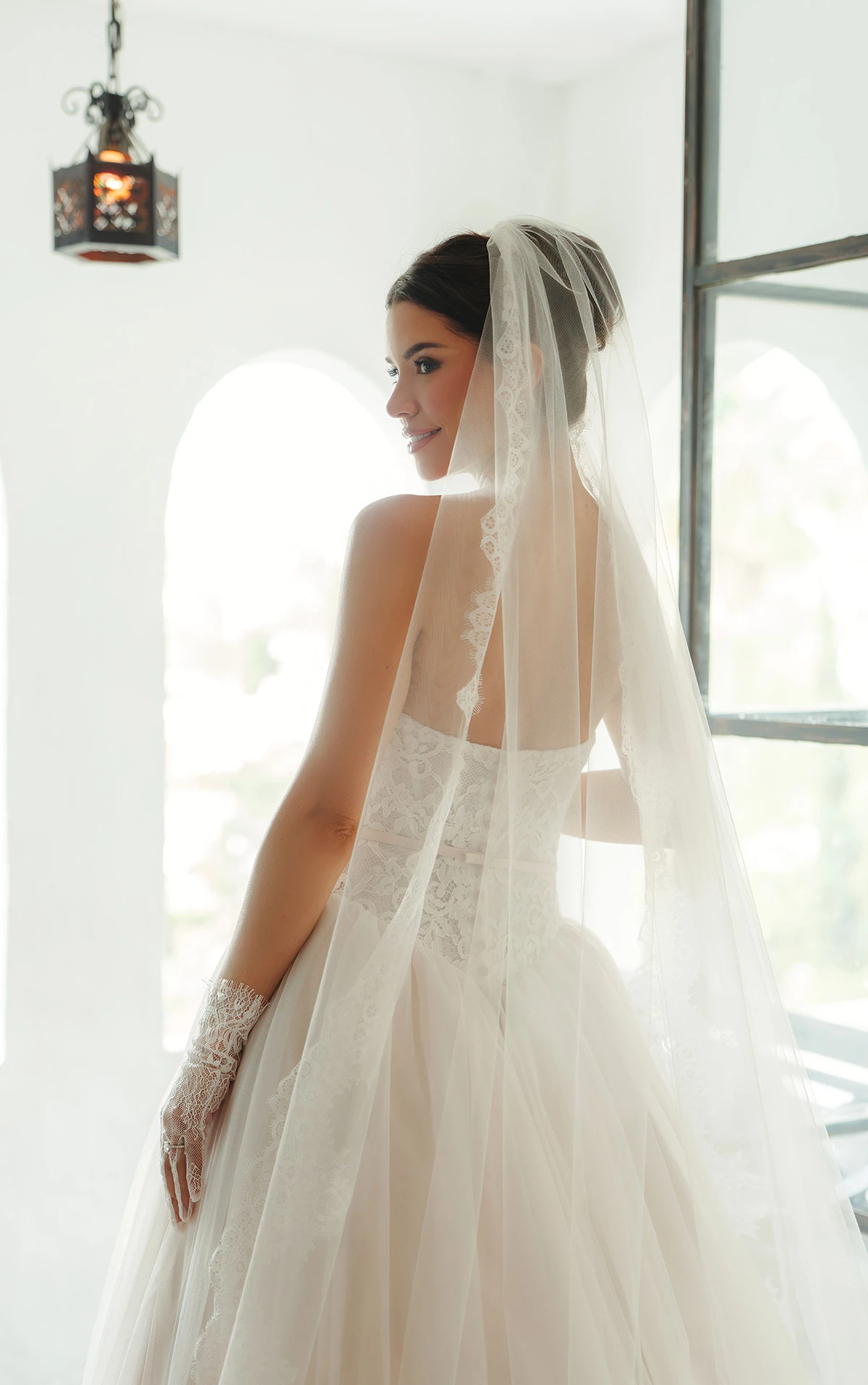 sy8189 Trägerloses Ball-Brautkleid aus Spitze mit abnehmbarer Samtschleife  by Stella York