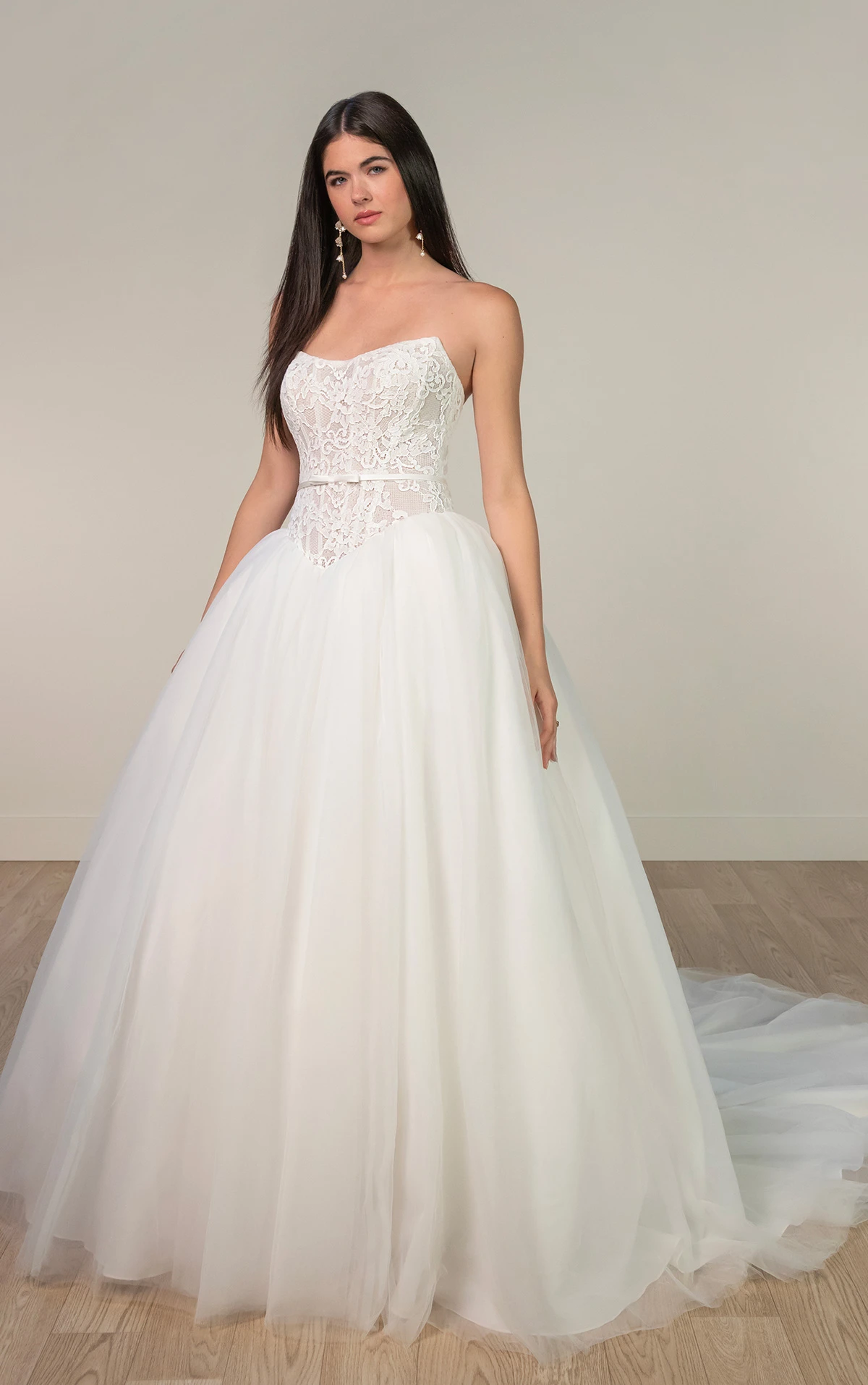 sy8189 Trägerloses Ball-Brautkleid aus Spitze mit abnehmbarer Samtschleife  by Stella York