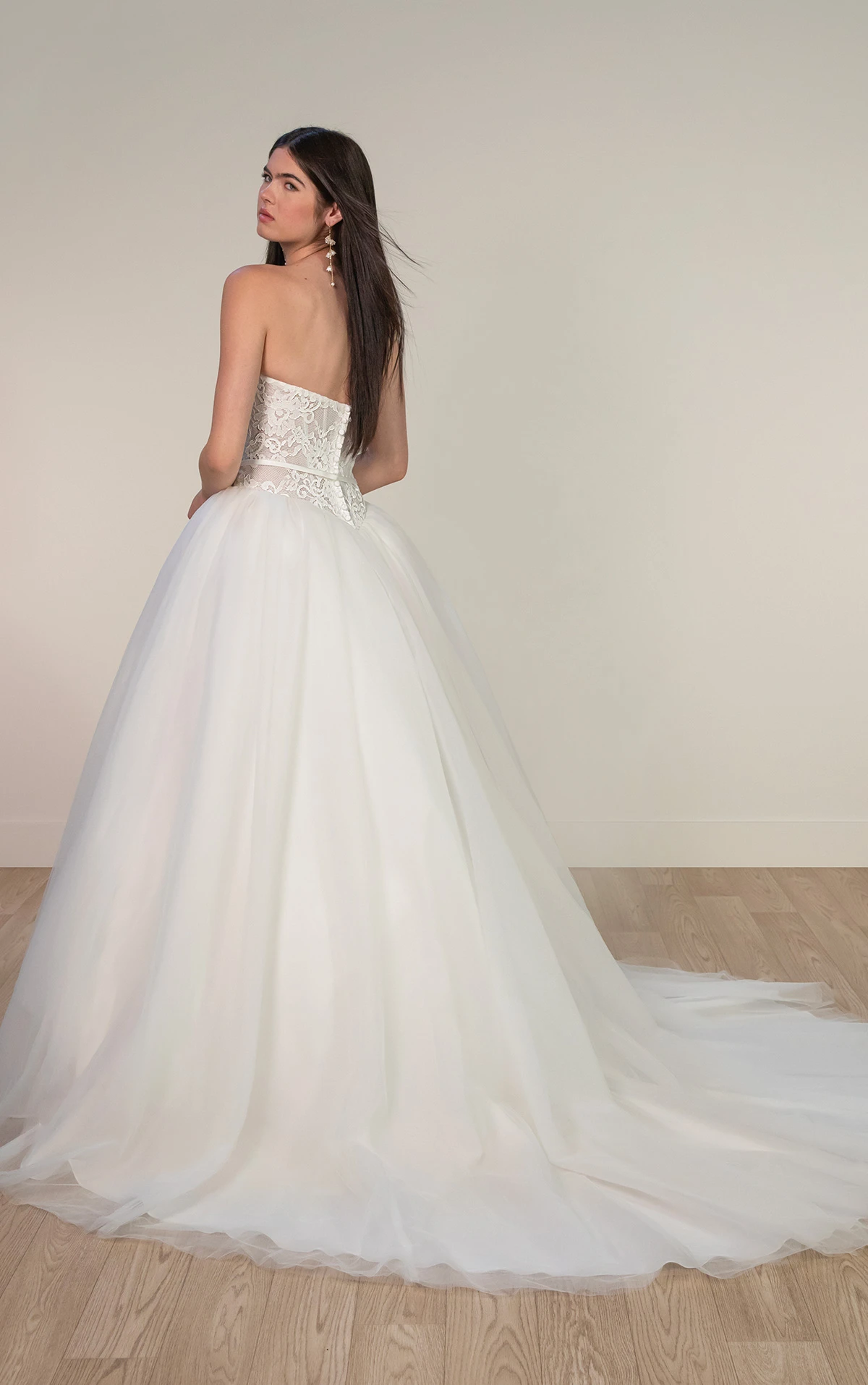 sy8189 Trägerloses Ball-Brautkleid aus Spitze mit abnehmbarer Samtschleife  by Stella York
