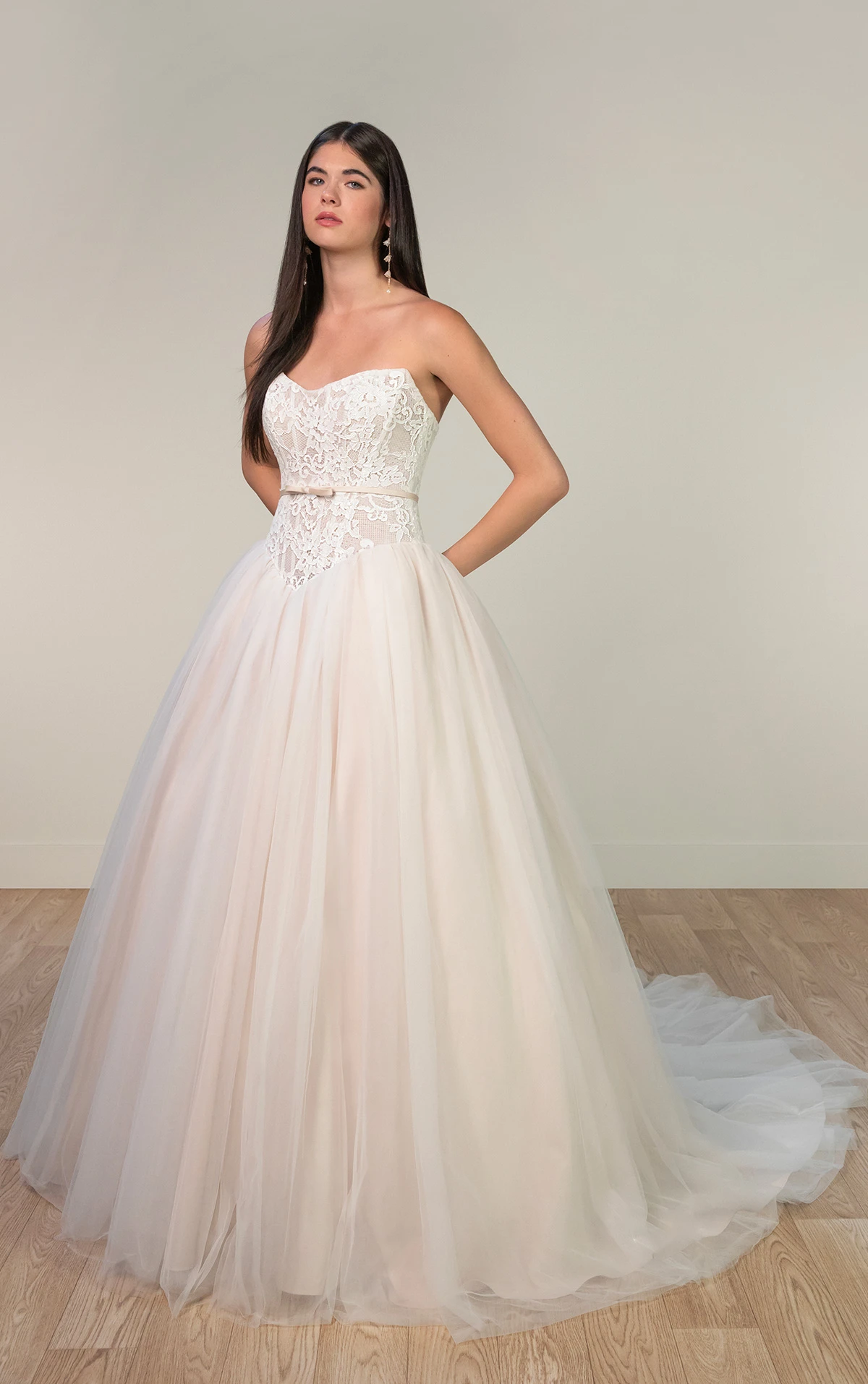 sy8189 Trägerloses Ball-Brautkleid aus Spitze mit abnehmbarer Samtschleife  by Stella York