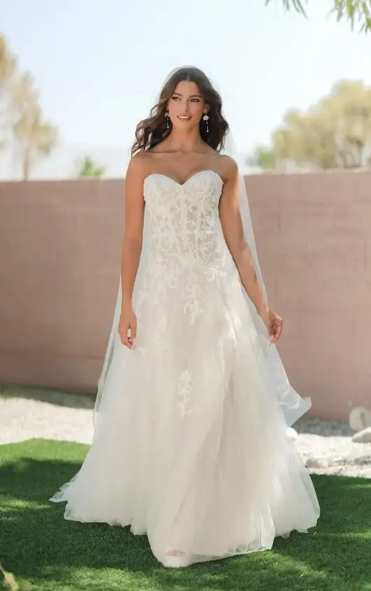 Trägerloses Brautkleid mit tiefer Taille aus Glitzertüll und verschnörkelter Pailletten-Spitze, SY8205, by Stella York