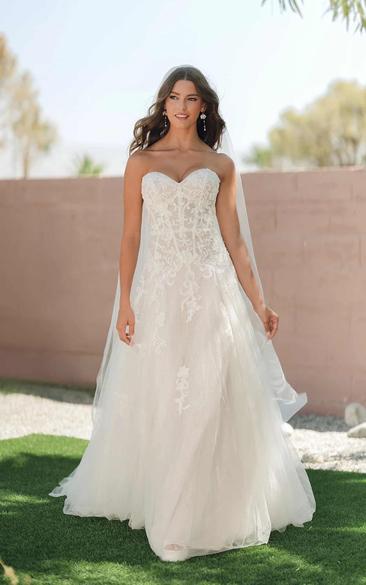sy8205 Trägerloses Brautkleid mit tiefer Taille aus Glitzertüll und verschnörkelter Pailletten-Spitze  by Stella York