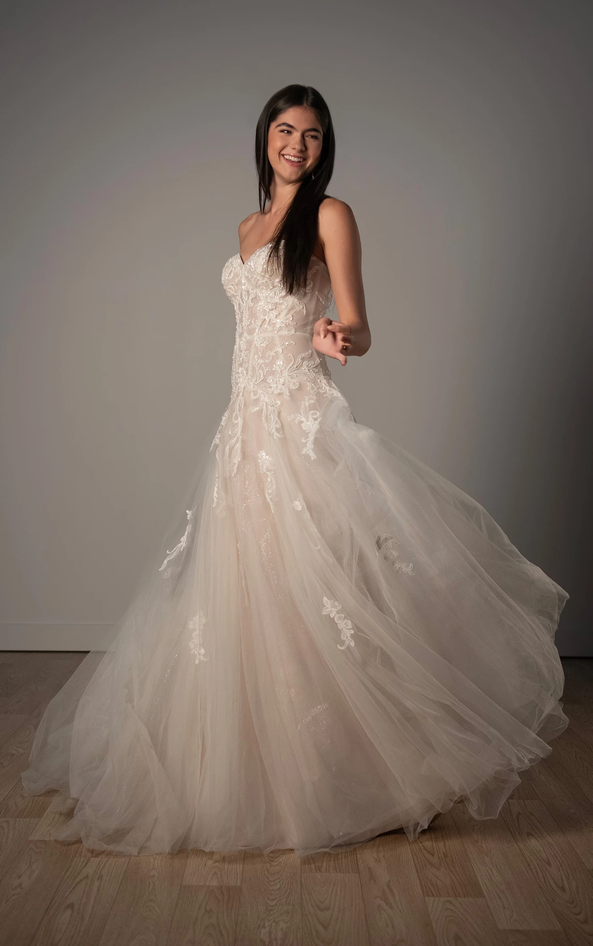 sy8205 Trägerloses Brautkleid mit tiefer Taille aus Glitzertüll und verschnörkelter Pailletten-Spitze  by Stella York