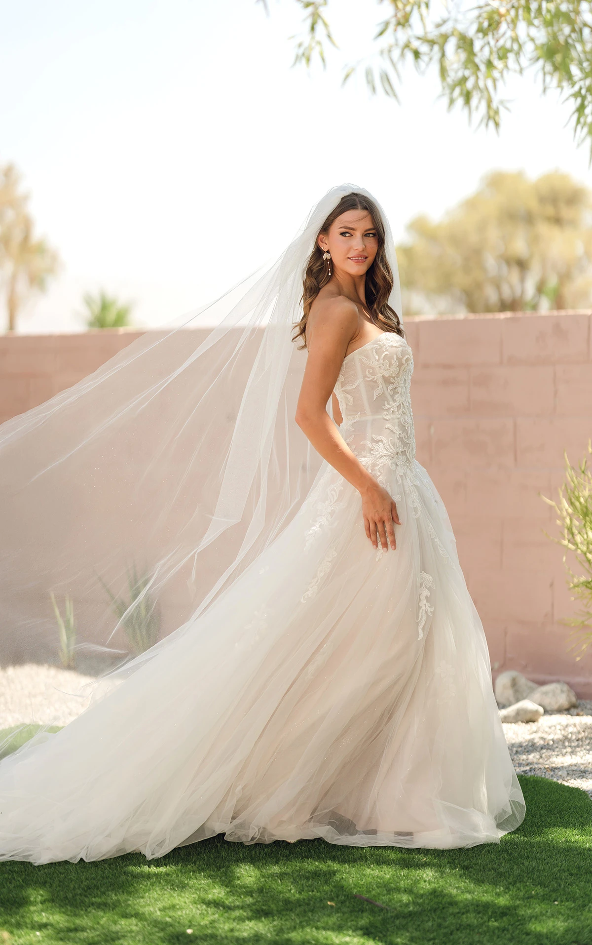 sy8205 Trägerloses Brautkleid mit tiefer Taille aus Glitzertüll und verschnörkelter Pailletten-Spitze  by Stella York
