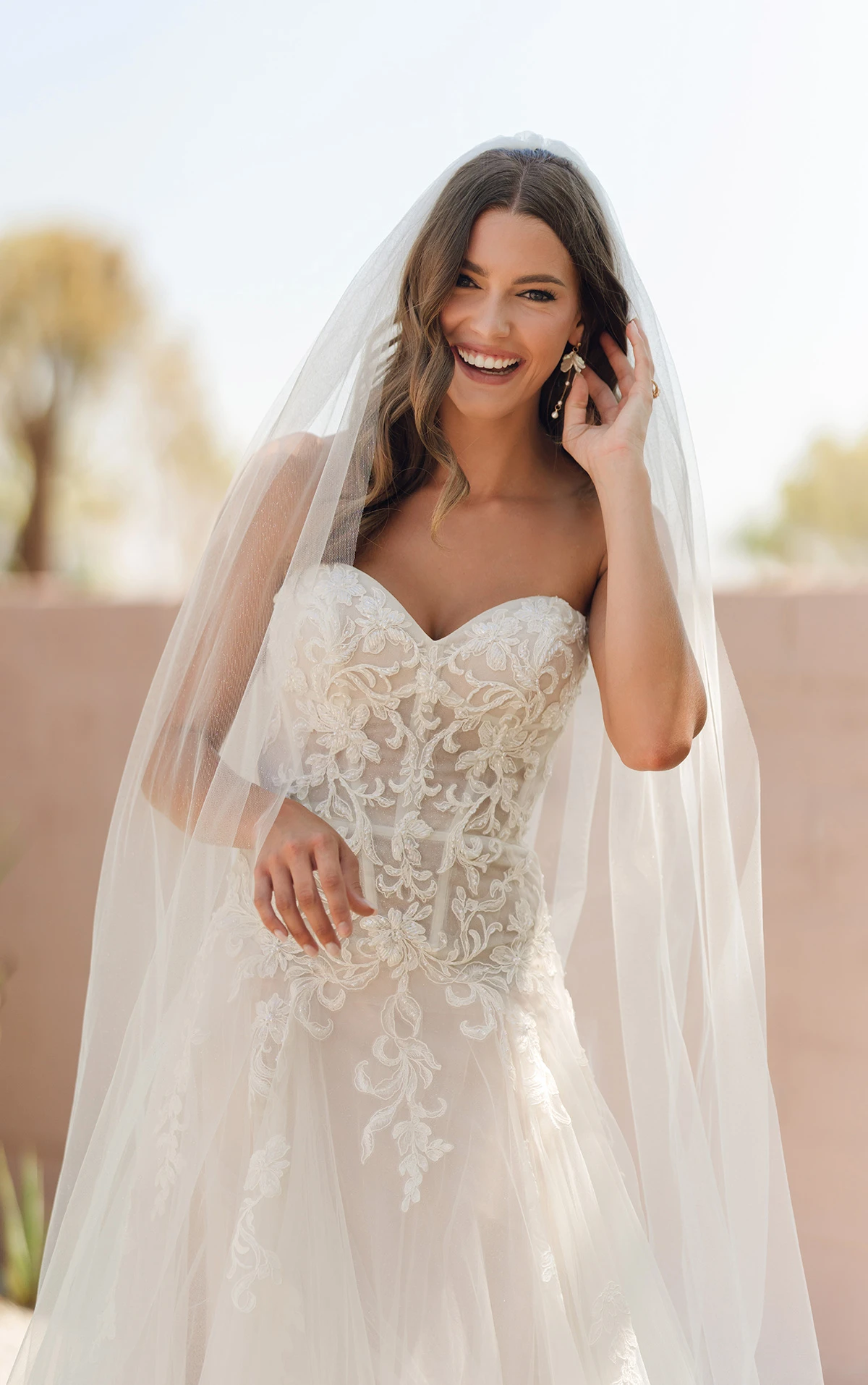 sy8205 Trägerloses Brautkleid mit tiefer Taille aus Glitzertüll und verschnörkelter Pailletten-Spitze  by Stella York