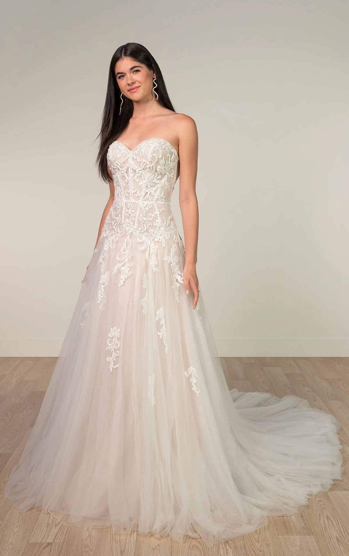 sy8205 Trägerloses Brautkleid mit tiefer Taille aus Glitzertüll und verschnörkelter Pailletten-Spitze  by Stella York