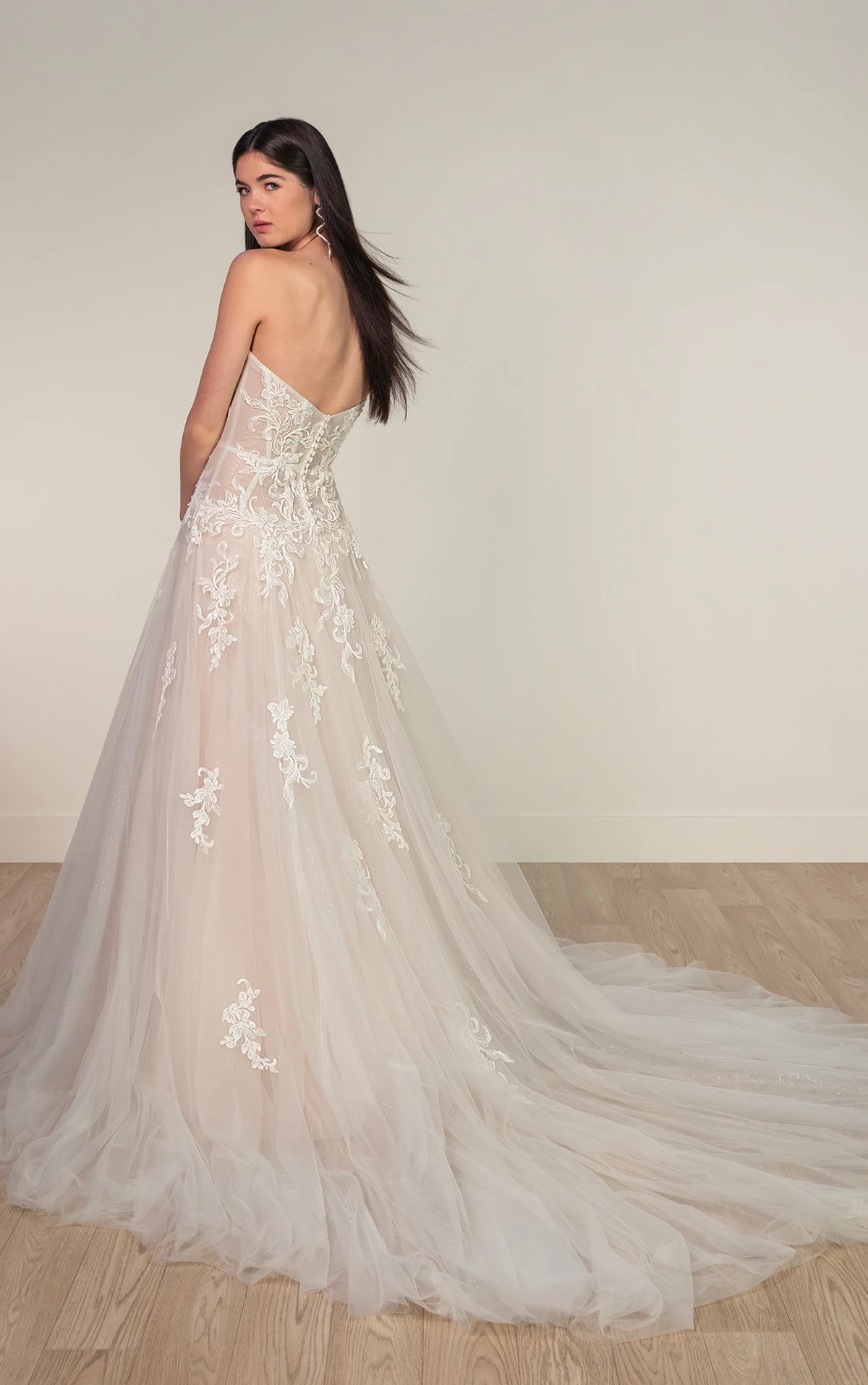 sy8205 Trägerloses Brautkleid mit tiefer Taille aus Glitzertüll und verschnörkelter Pailletten-Spitze  by Stella York