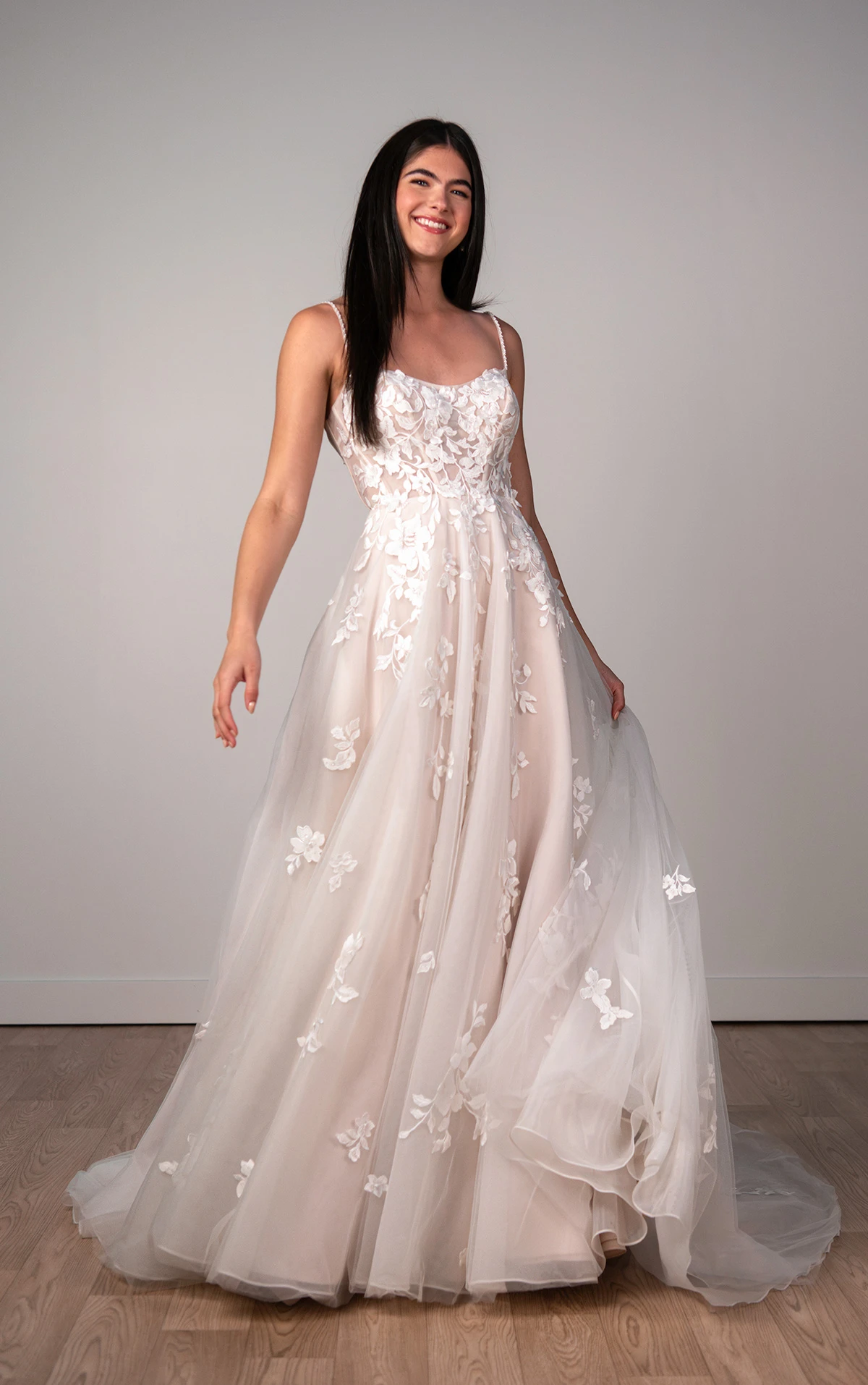 sy8213 A-Linien-Brautkleid mit herzförmigem Ausschnitt und transparentem Spitzenoberteil  by Stella York