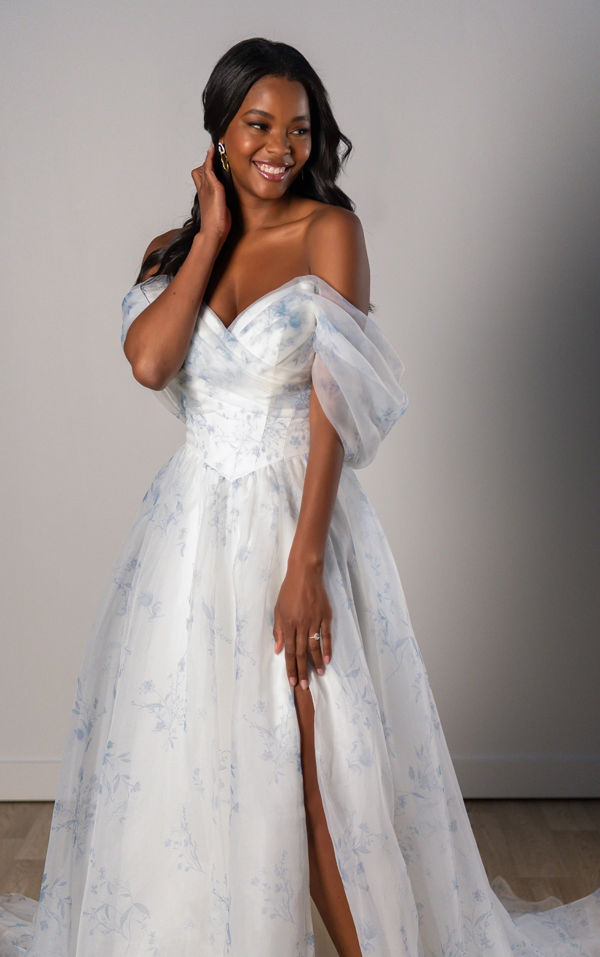 sy8215 Schulterfreies gemustertes Organza-Brautkleid mit Baskentaille  by Stella York