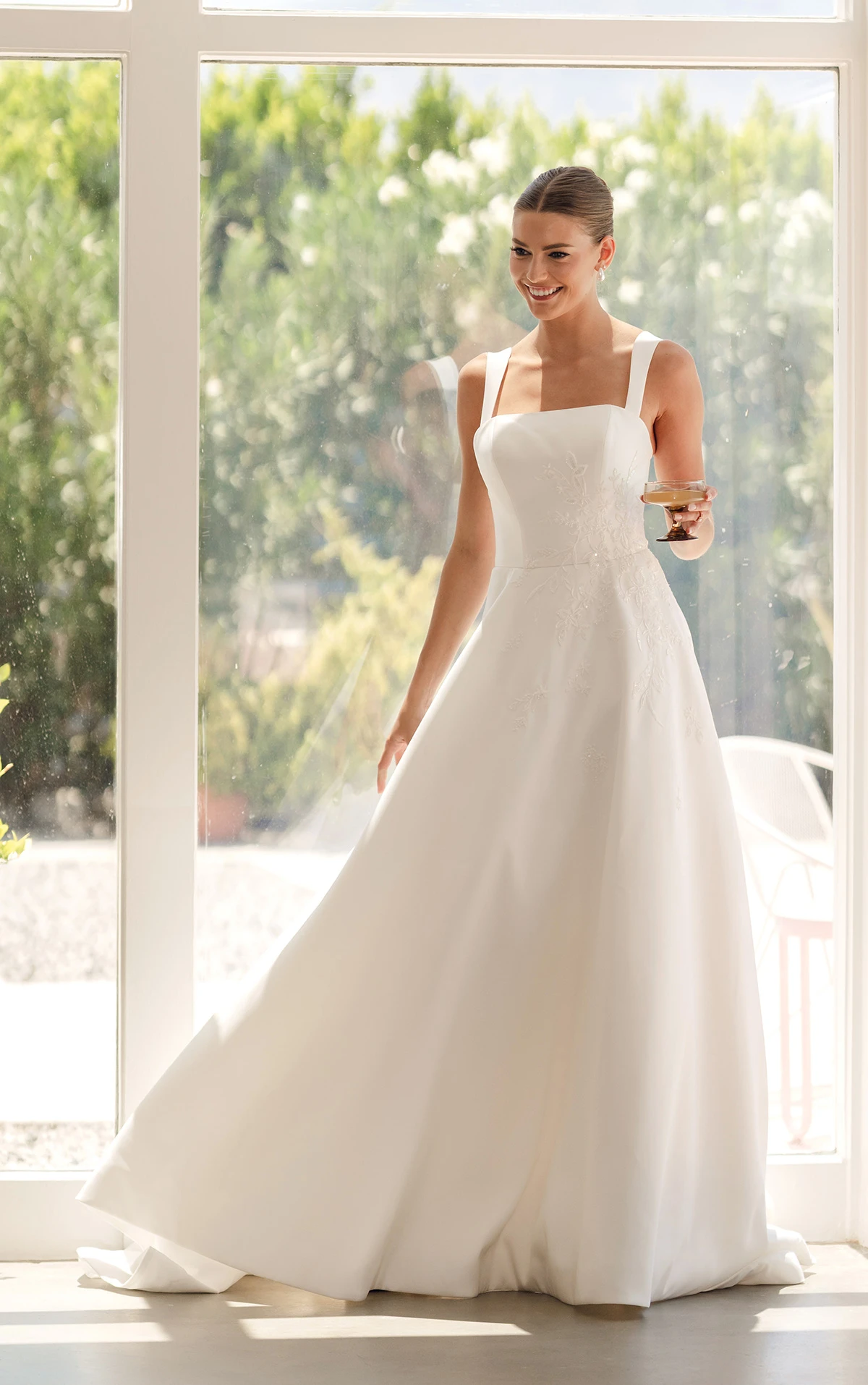 sy8217 A-Linien-Brautkleid aus Mikado mit abnehmbaren Trägern und floralen Details  by Stella York
