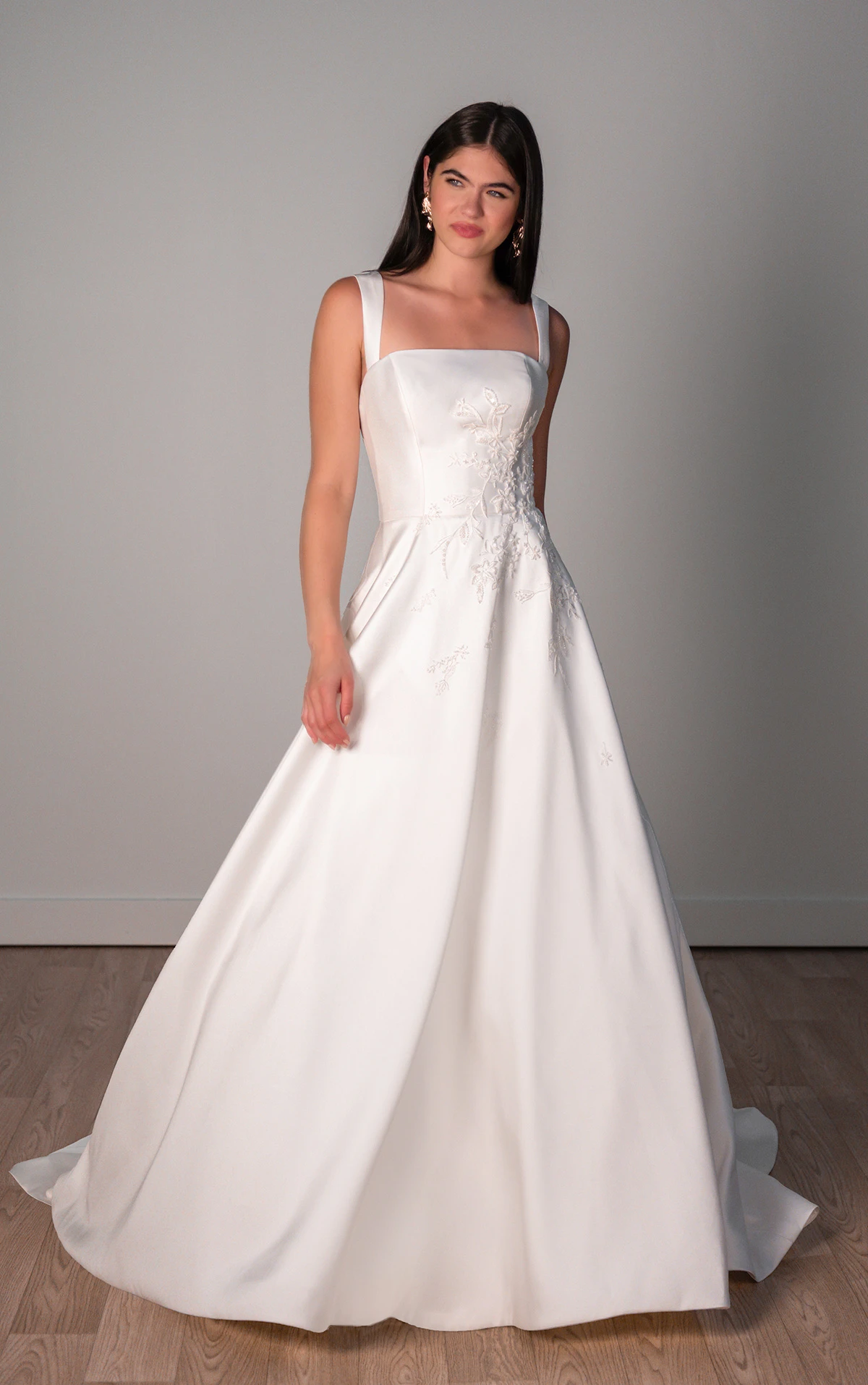 sy8217 A-Linien-Brautkleid aus Mikado mit abnehmbaren Trägern und floralen Details  by Stella York