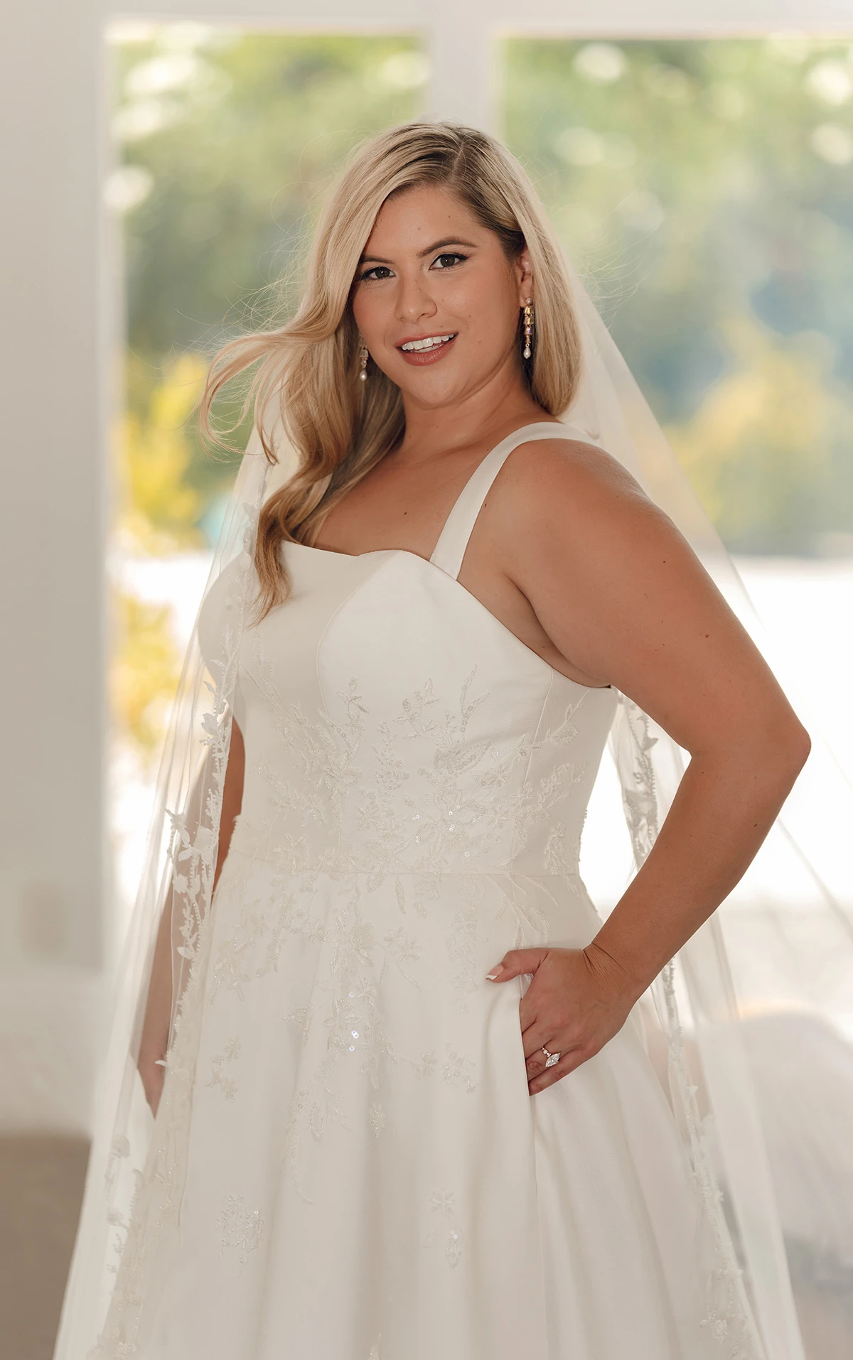 sy8217 A-Linien-Brautkleid aus Mikado mit abnehmbaren Trägern und floralen Details  by Stella York