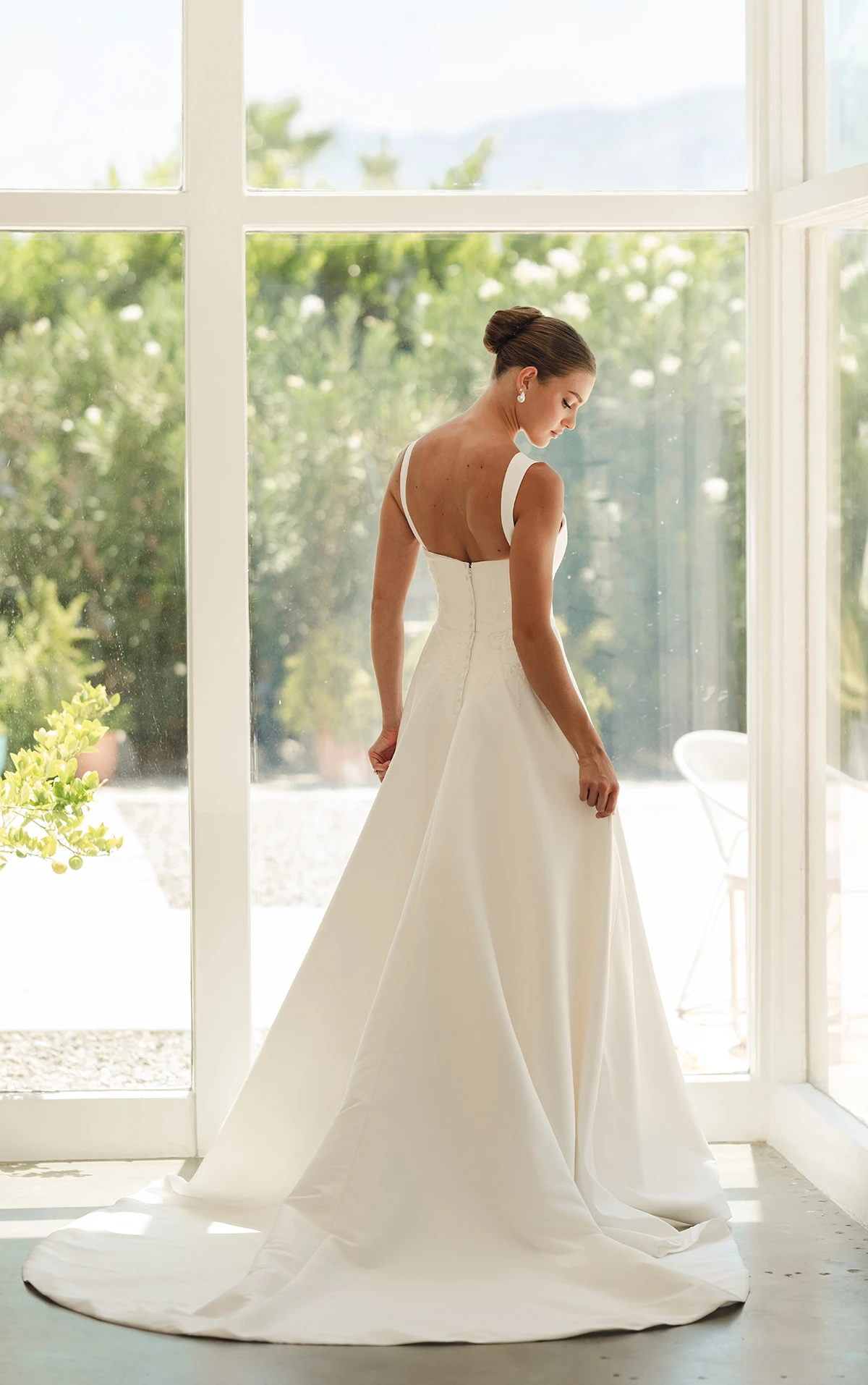 sy8217 A-Linien-Brautkleid aus Mikado mit abnehmbaren Trägern und floralen Details  by Stella York