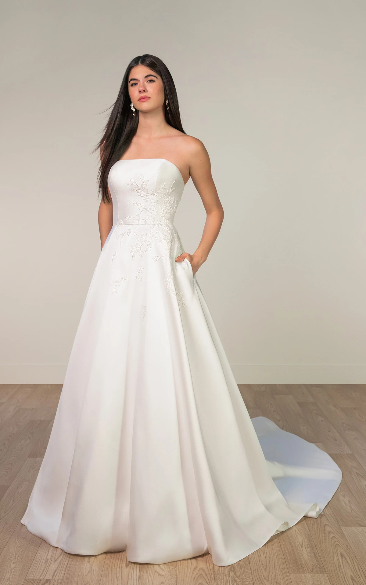 sy8217 A-Linien-Brautkleid aus Mikado mit abnehmbaren Trägern und floralen Details  by Stella York